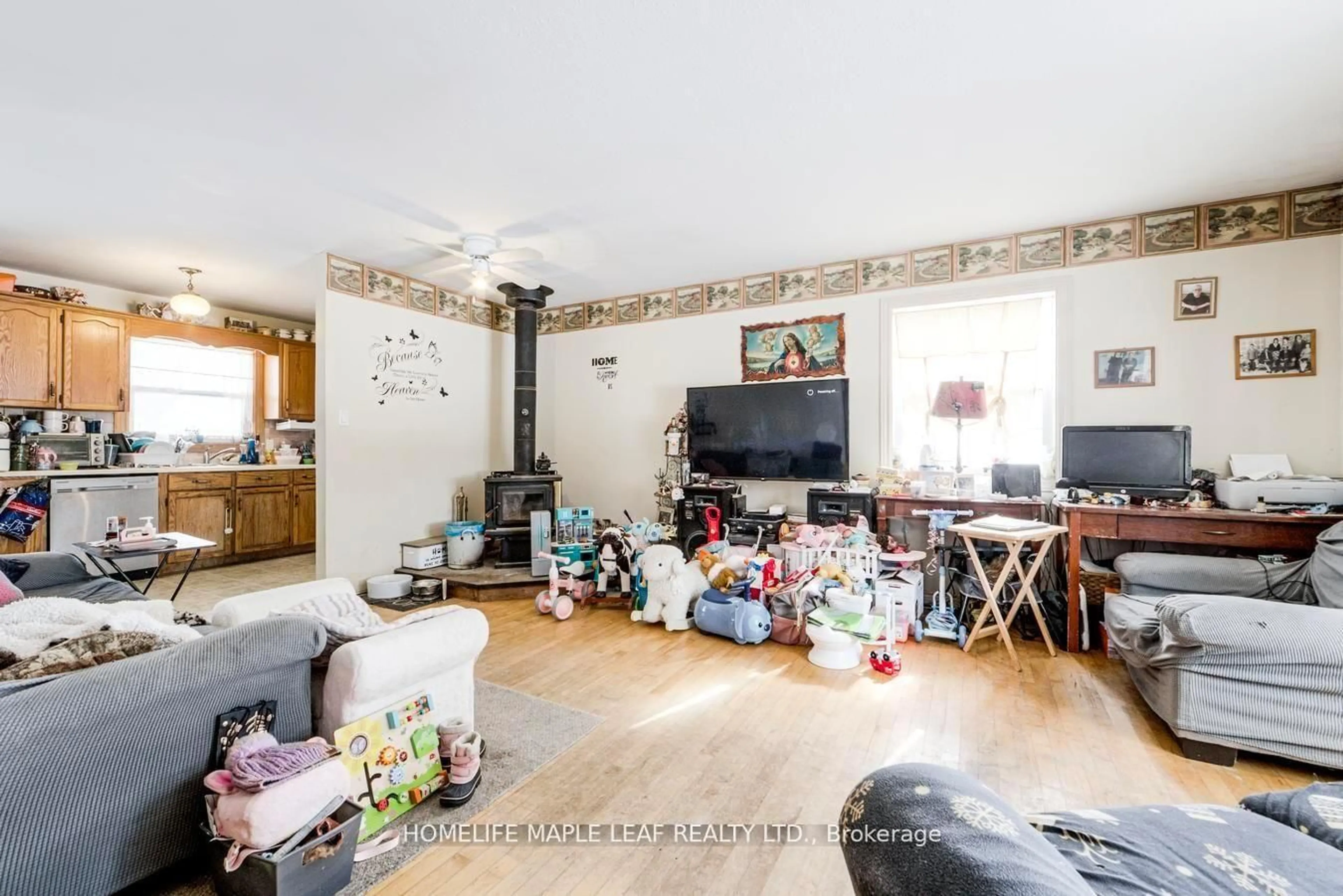 A pic of a room for 935545 Airport Rd, Mono Ontario L9V 1C3