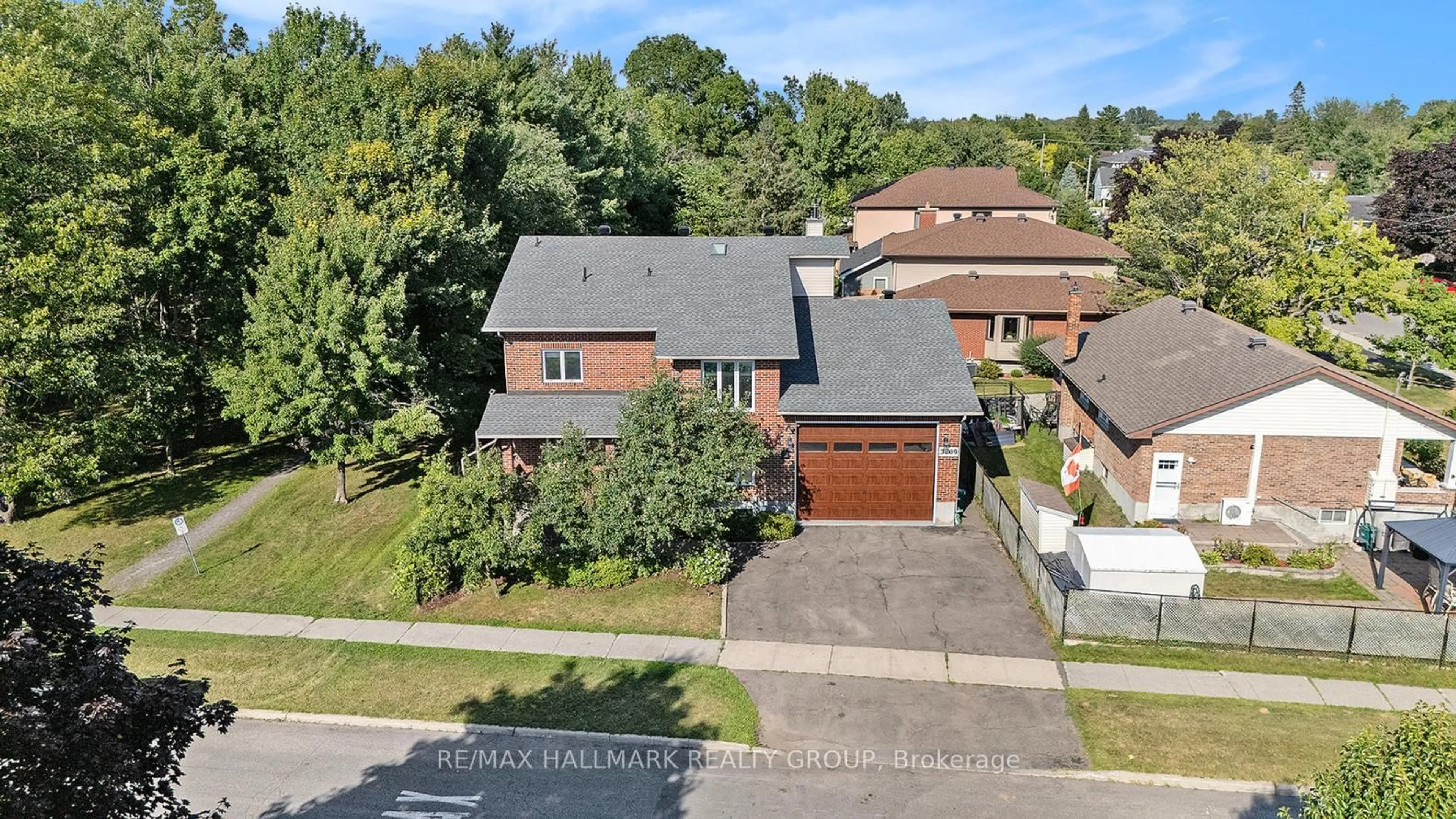 A pic from outside/outdoor area/front of a property/back of a property/a pic from drone, street for 3809 Alderwood St, Ottawa Ontario K1T 3R3