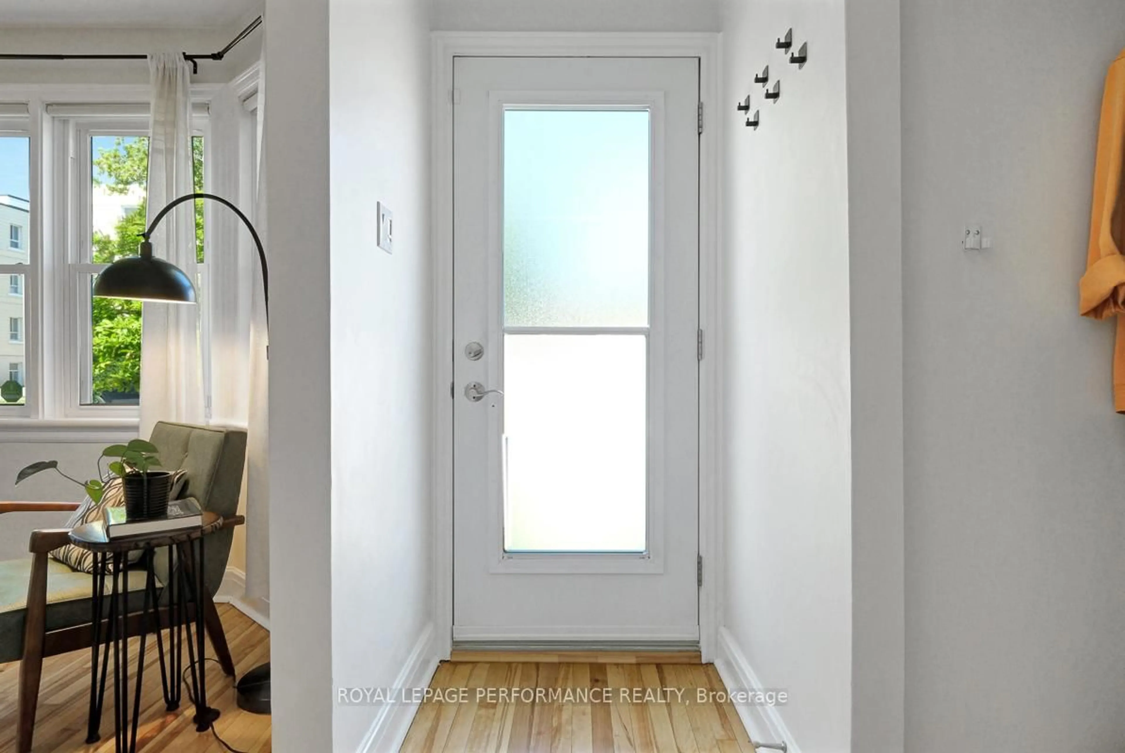 Indoor entryway for 122 Vachon Ave, Ottawa Ontario K1L 5S8