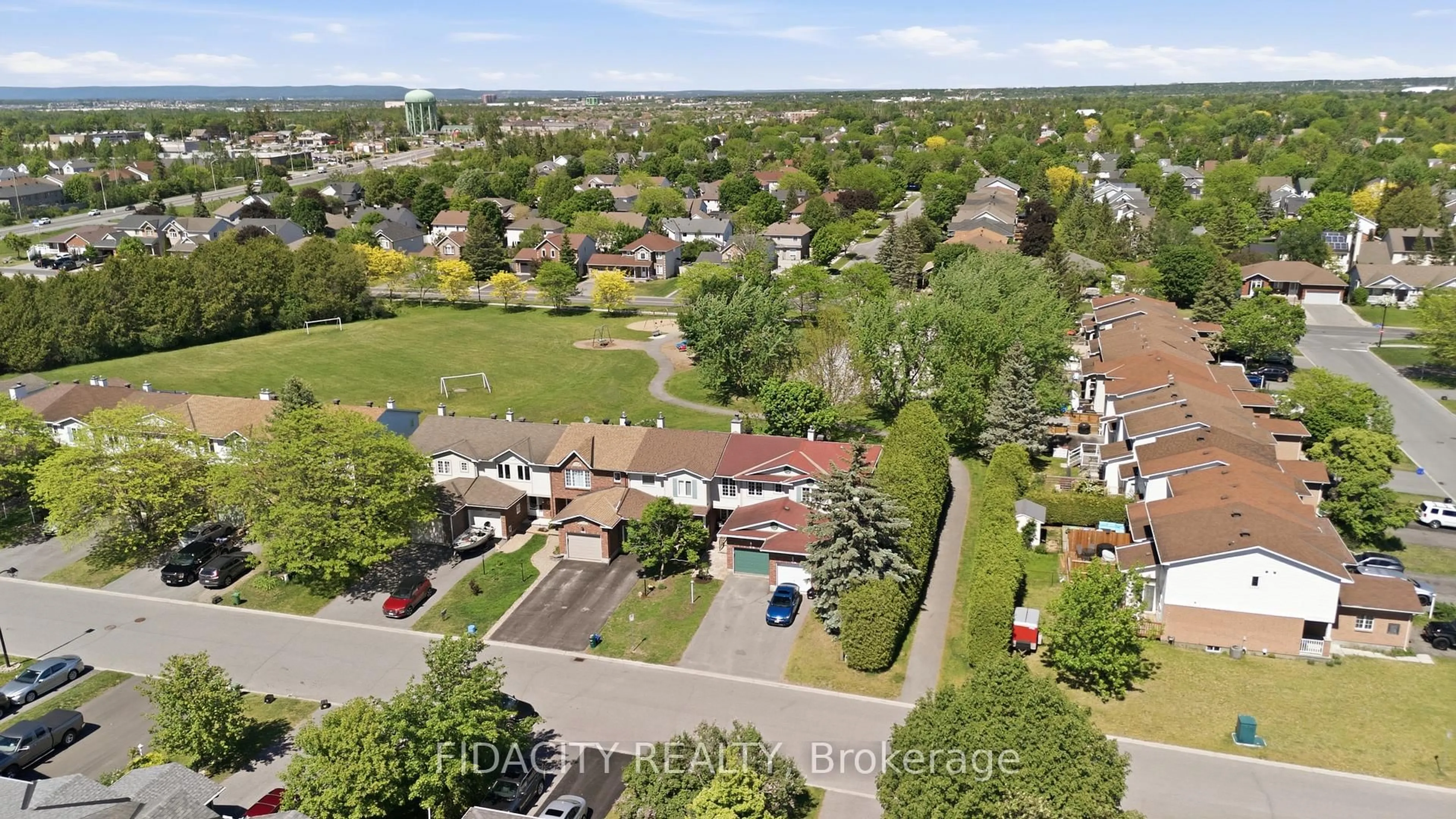 A pic from outside/outdoor area/front of a property/back of a property/a pic from drone, street for 173 Whalings Circ, Stittsville Ontario K2S 1S4