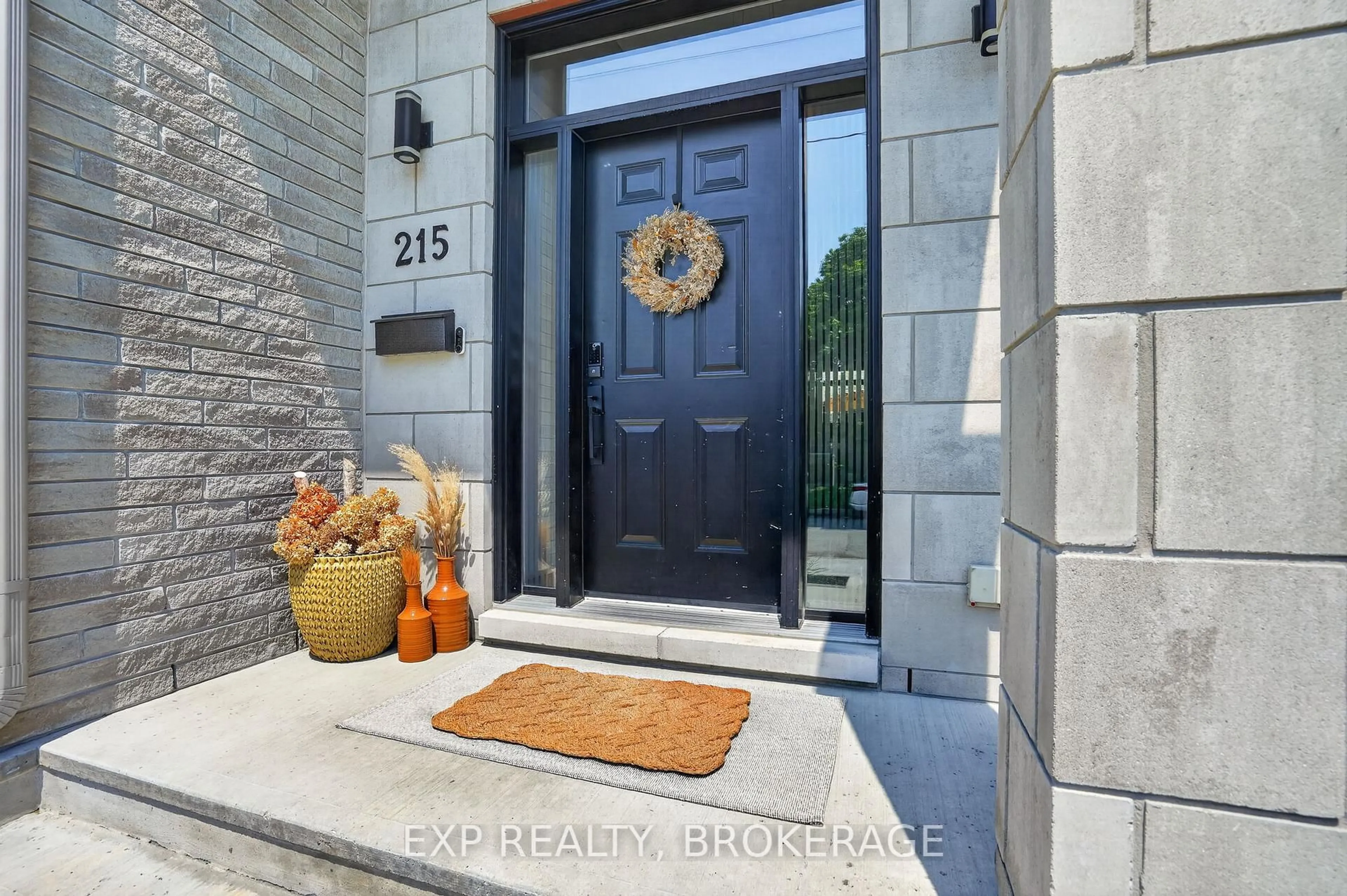 Indoor entryway for 215 Columbus Ave, Ottawa Ontario K1K 1P7