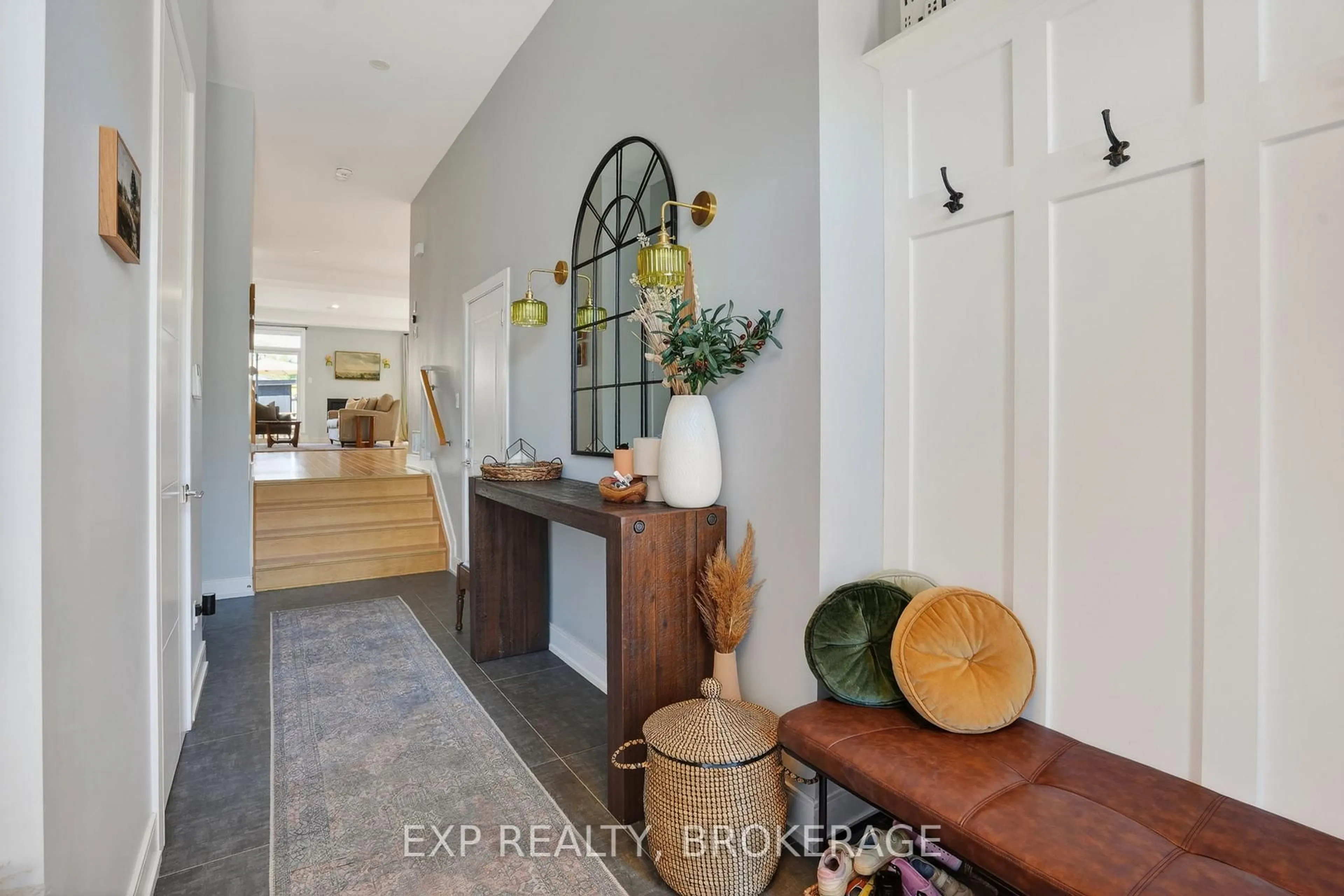 Indoor entryway for 215 Columbus Ave, Ottawa Ontario K1K 1P7