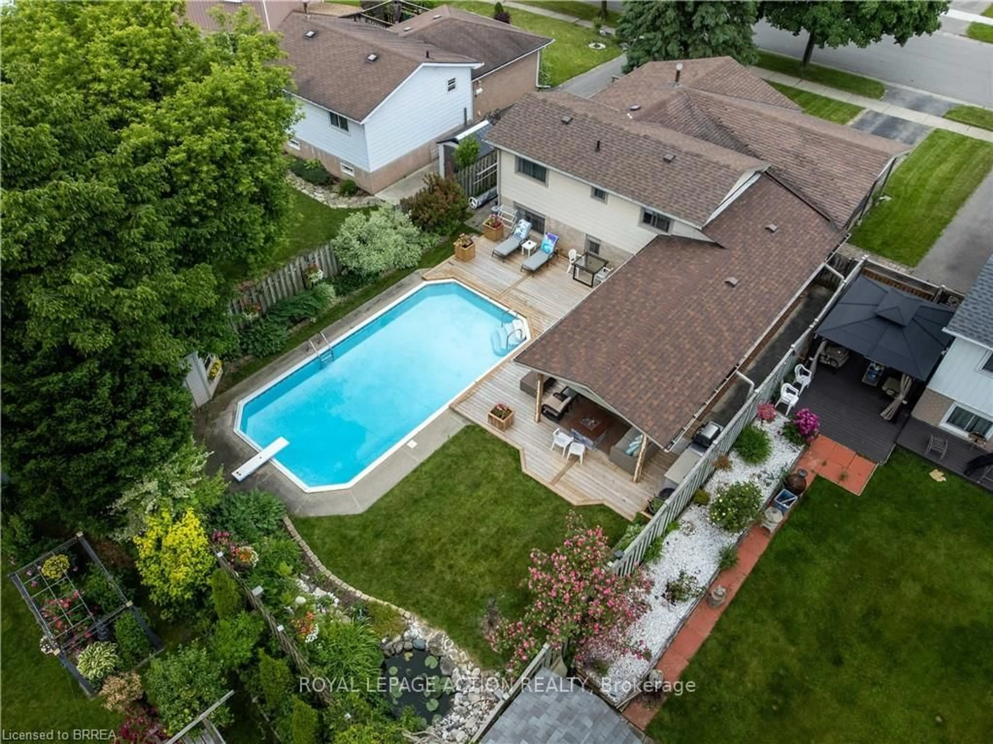 A pic from outside/outdoor area/front of a property/back of a property/a pic from drone, unknown for 60 Woodlawn Ave, Brantford Ontario N3V 1B3