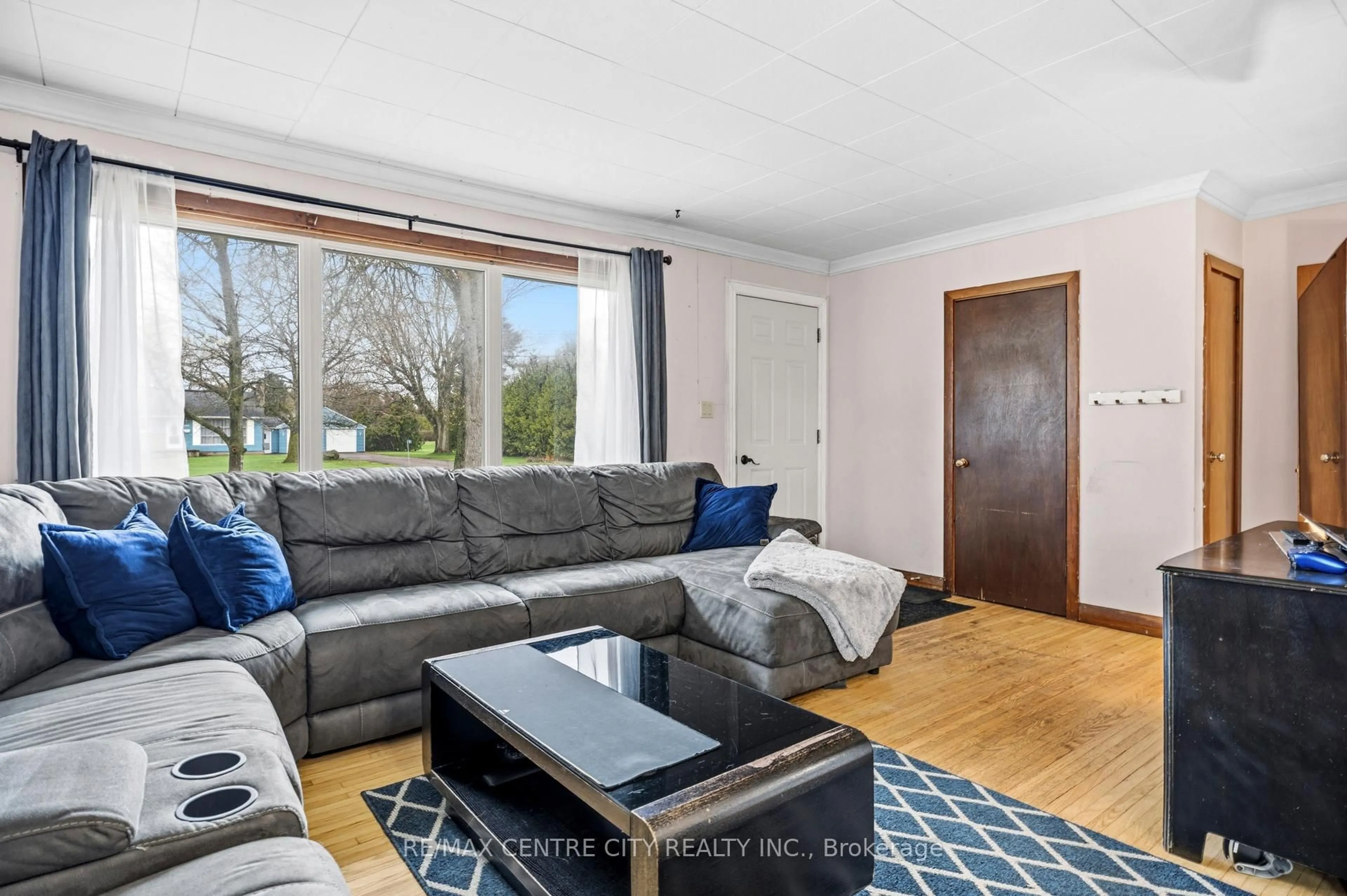 Living room with furniture, unknown for 194 Centennial Ave, Central Elgin Ontario N5R 5B2