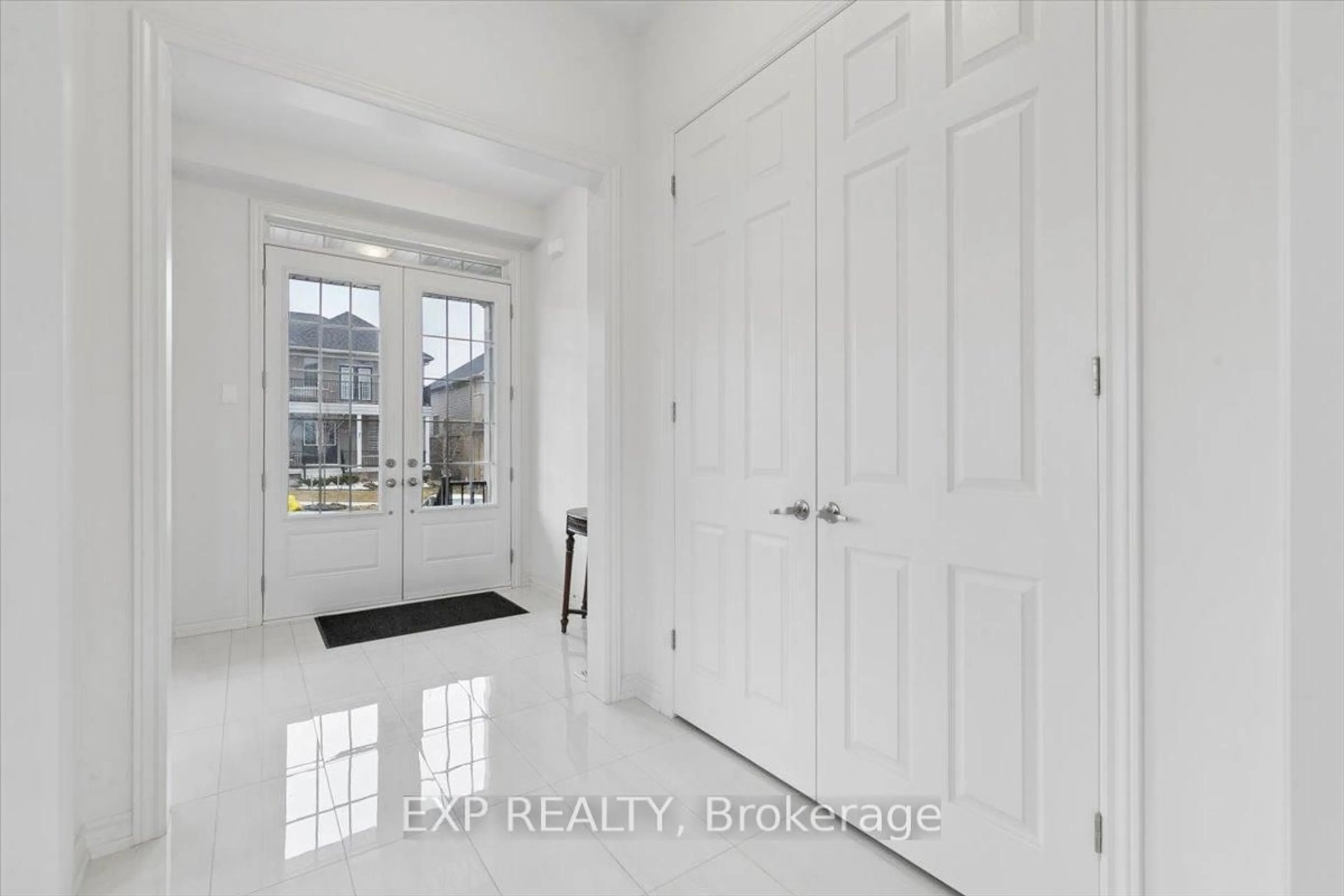 Indoor entryway for 98 Rea Dr, Centre Wellington Ontario N1M 0J8