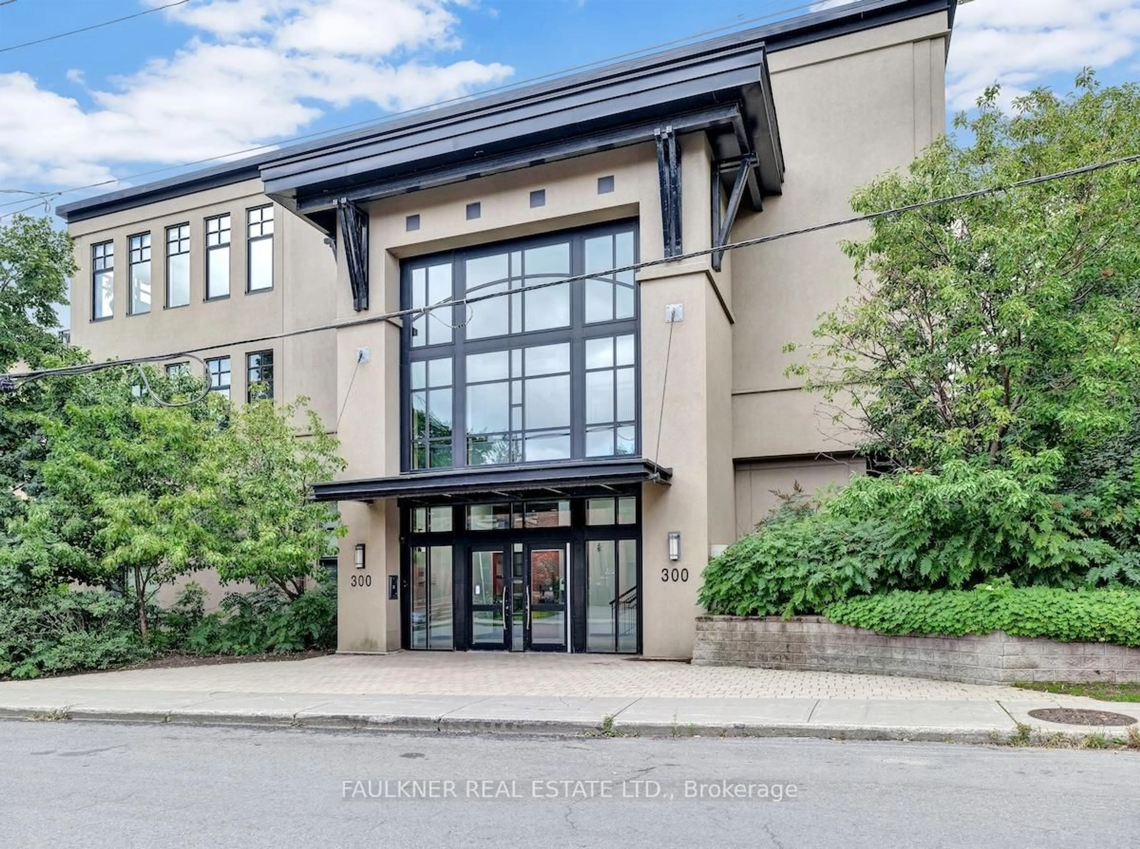 Indoor foyer for 300 Powell Ave #302, Ottawa Ontario K1S 5T3