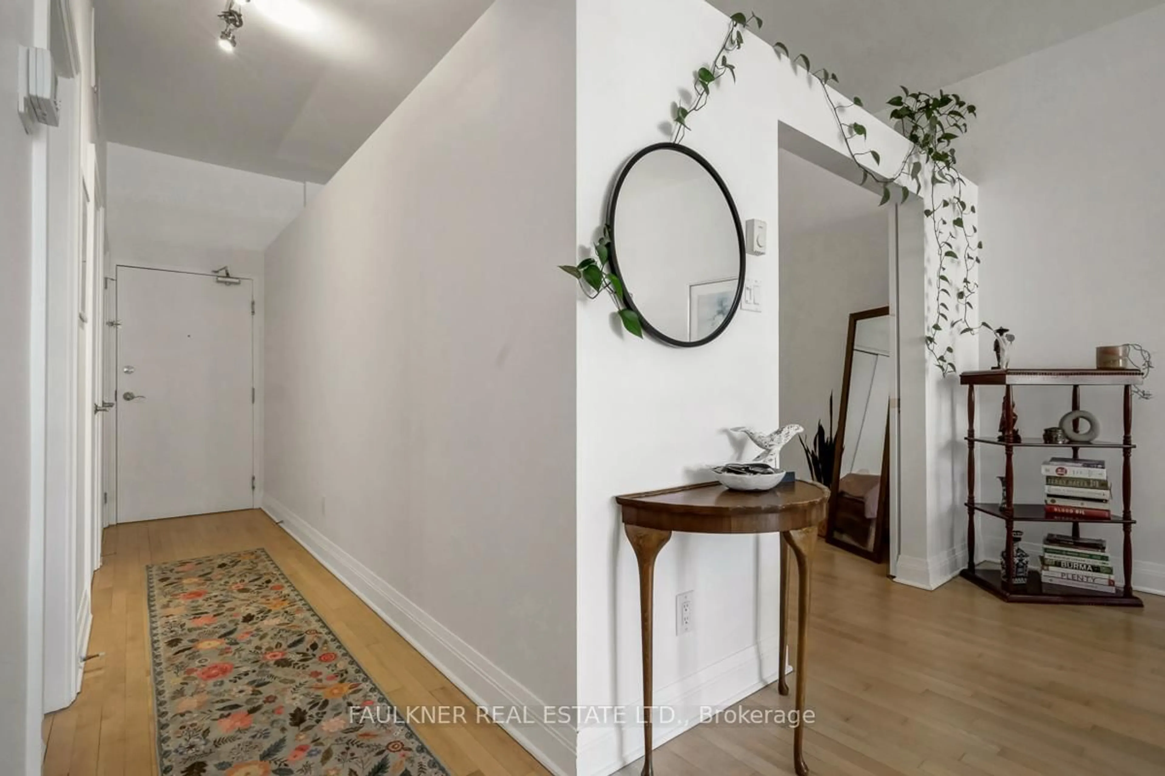 Indoor entryway for 300 Powell Ave #302, Ottawa Ontario K1S 5T3
