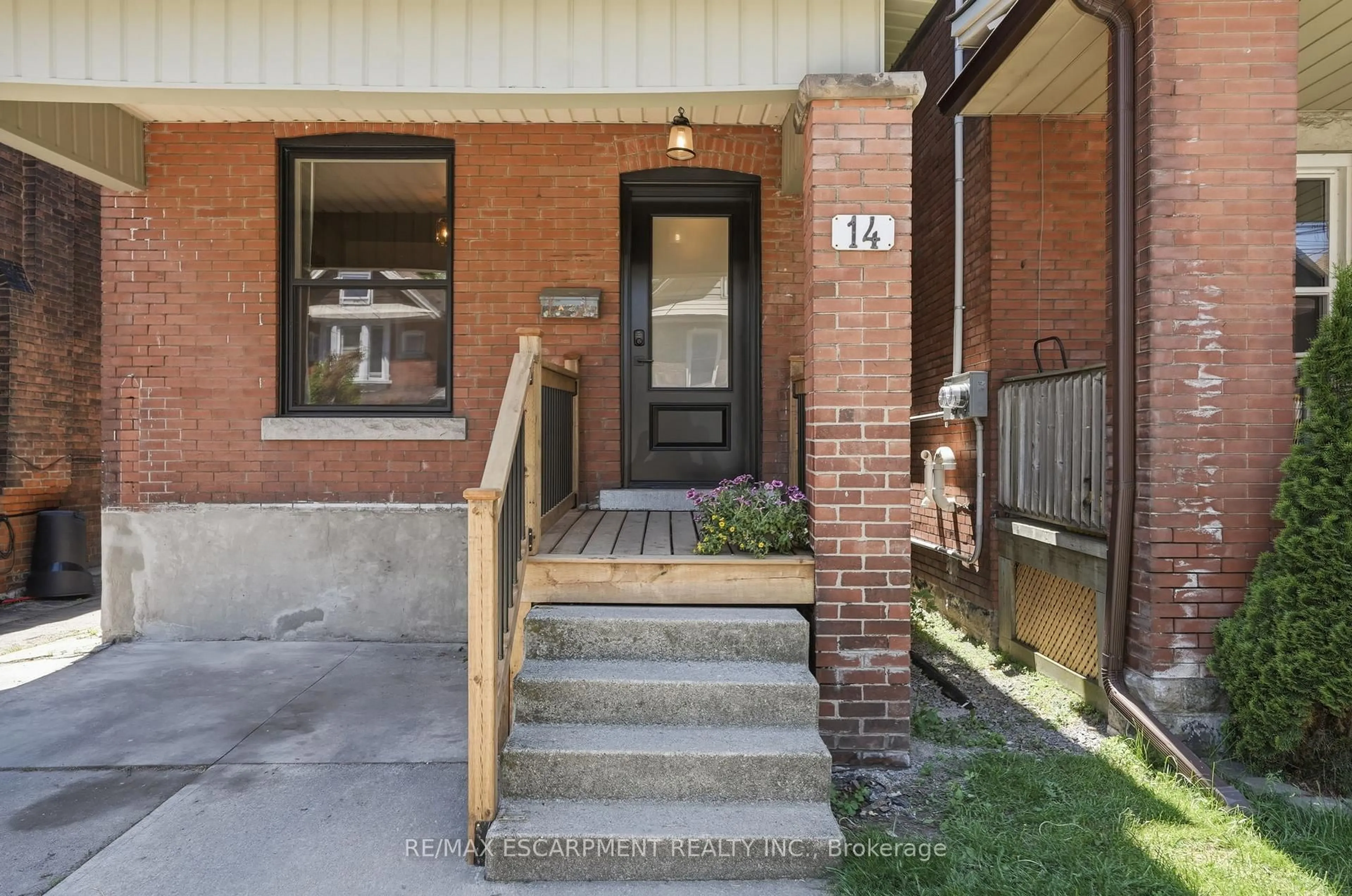 Home with brick exterior material, street for 14 Cumberland Ave, Hamilton Ontario L8M 1Y7