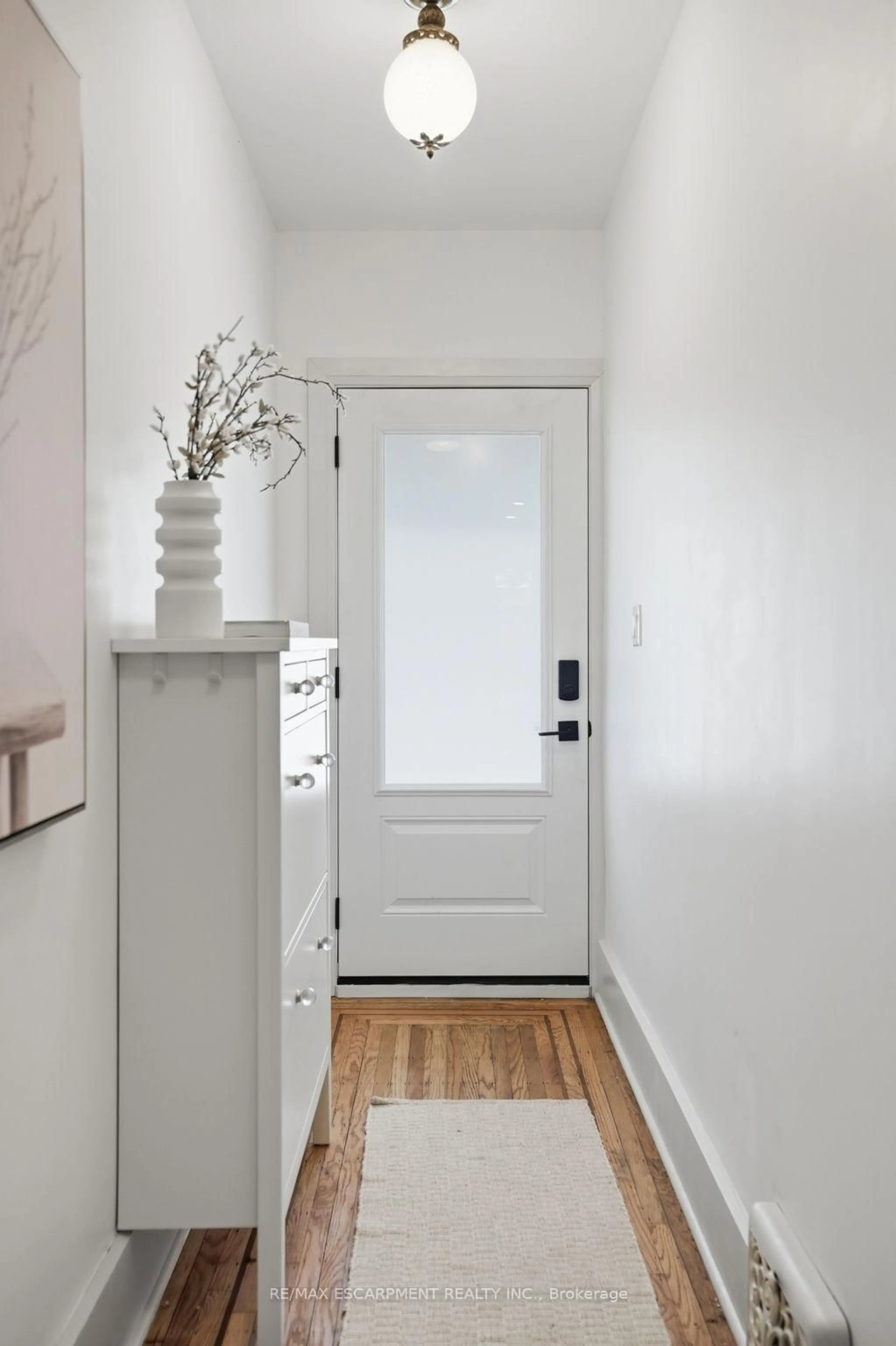 Indoor entryway for 14 Cumberland Ave, Hamilton Ontario L8M 1Y7
