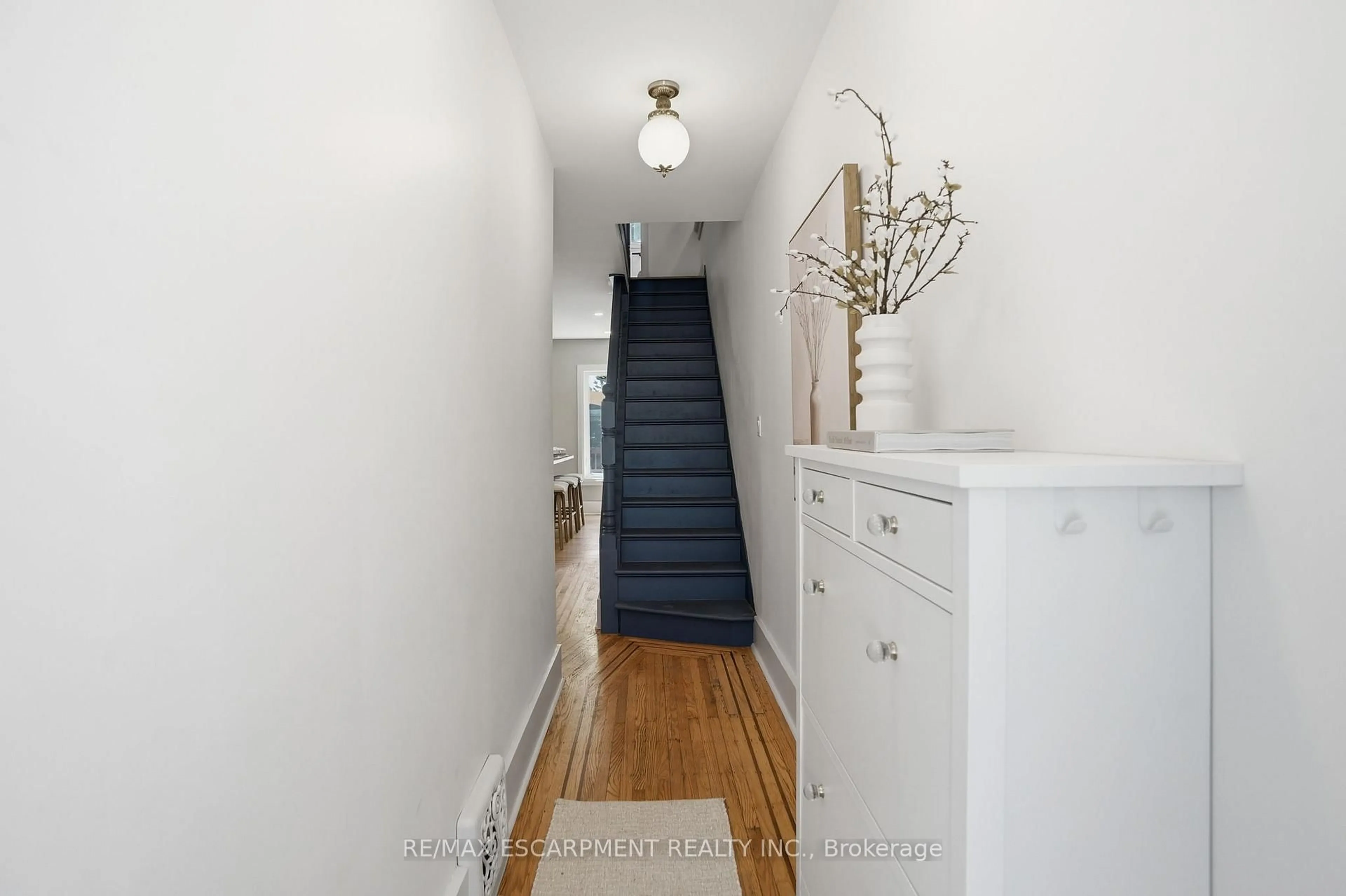 Indoor entryway for 14 Cumberland Ave, Hamilton Ontario L8M 1Y7