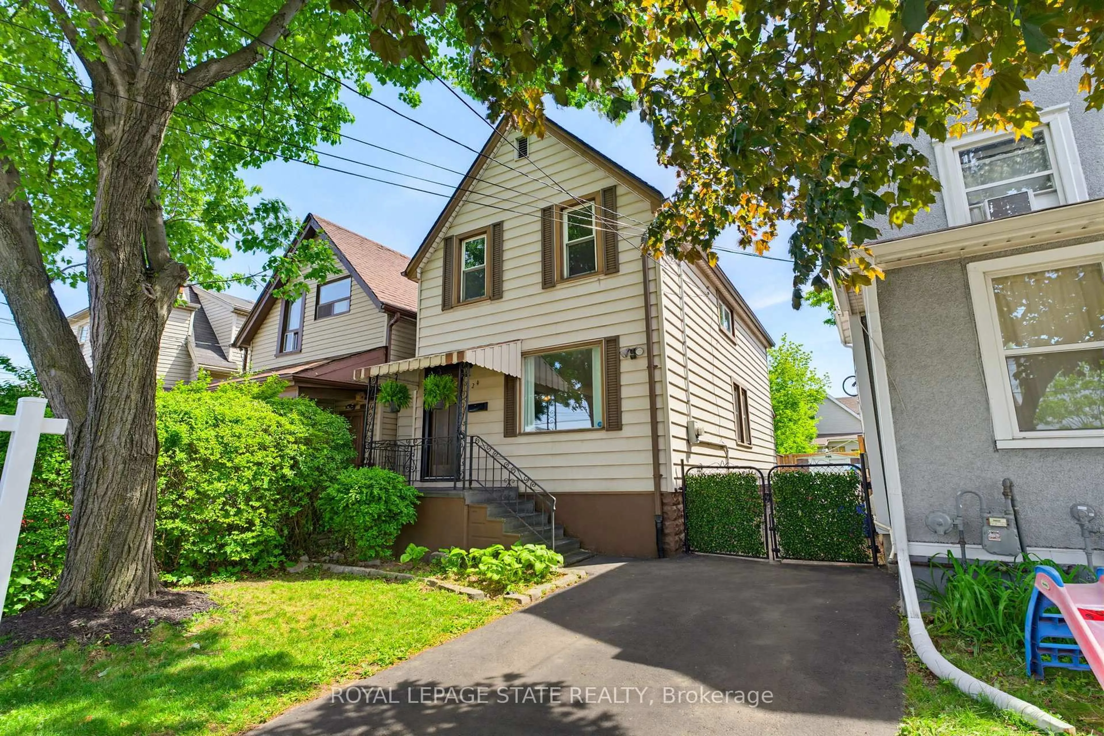 Home with vinyl exterior material, street for 124 Campbell Ave, Hamilton Ontario L8H 2E9