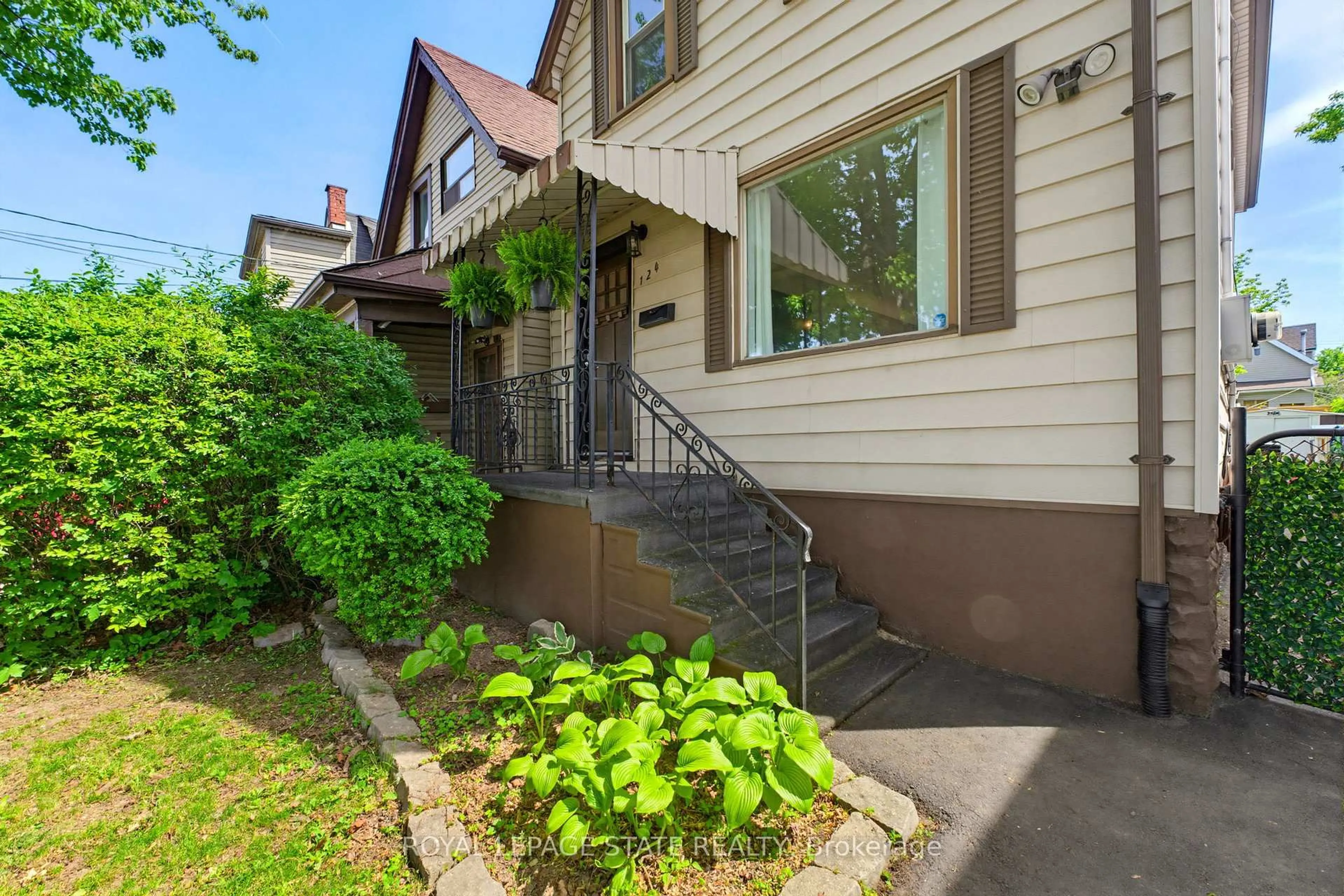 Patio, street for 124 Campbell Ave, Hamilton Ontario L8H 2E9