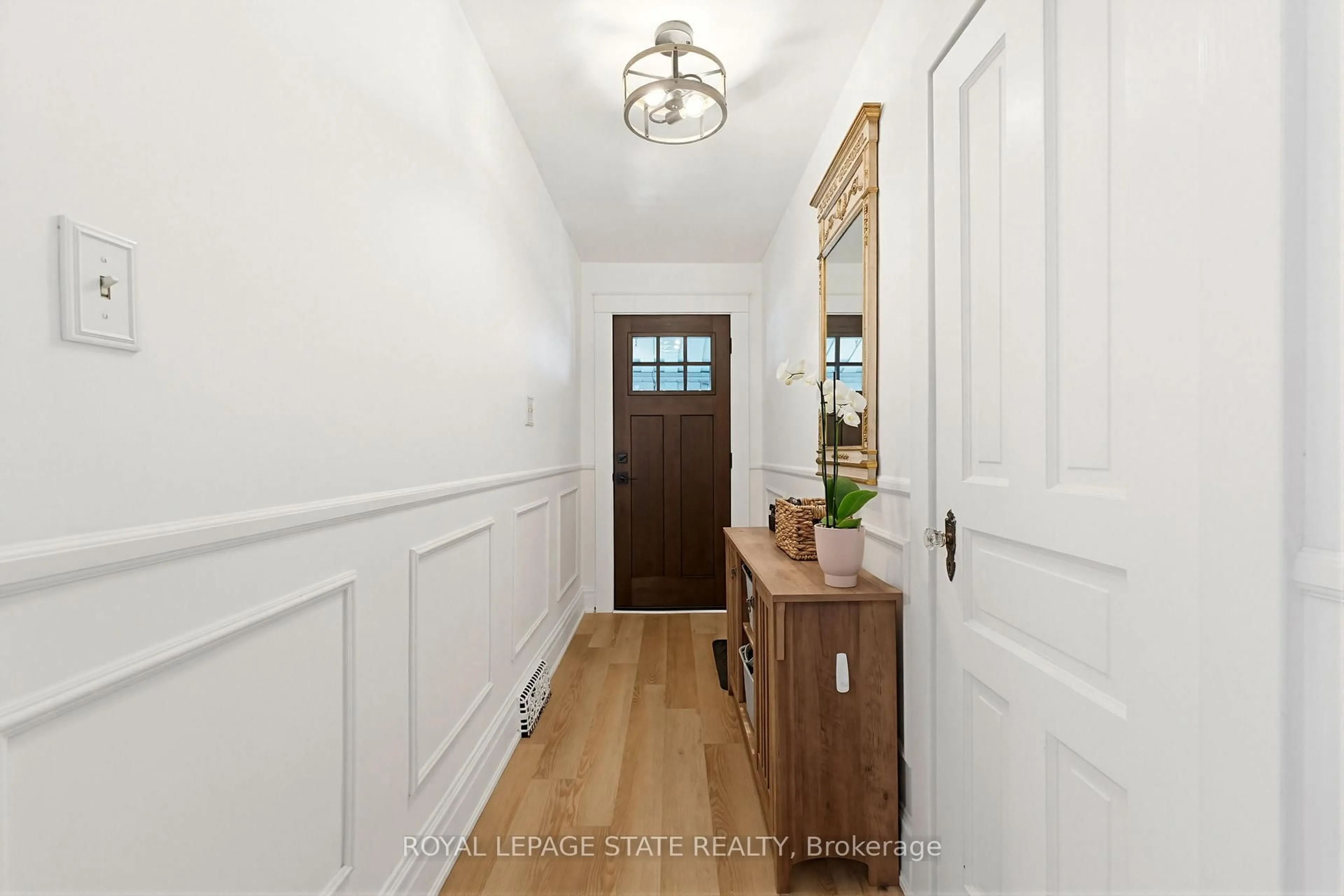 Indoor entryway for 124 Campbell Ave, Hamilton Ontario L8H 2E9
