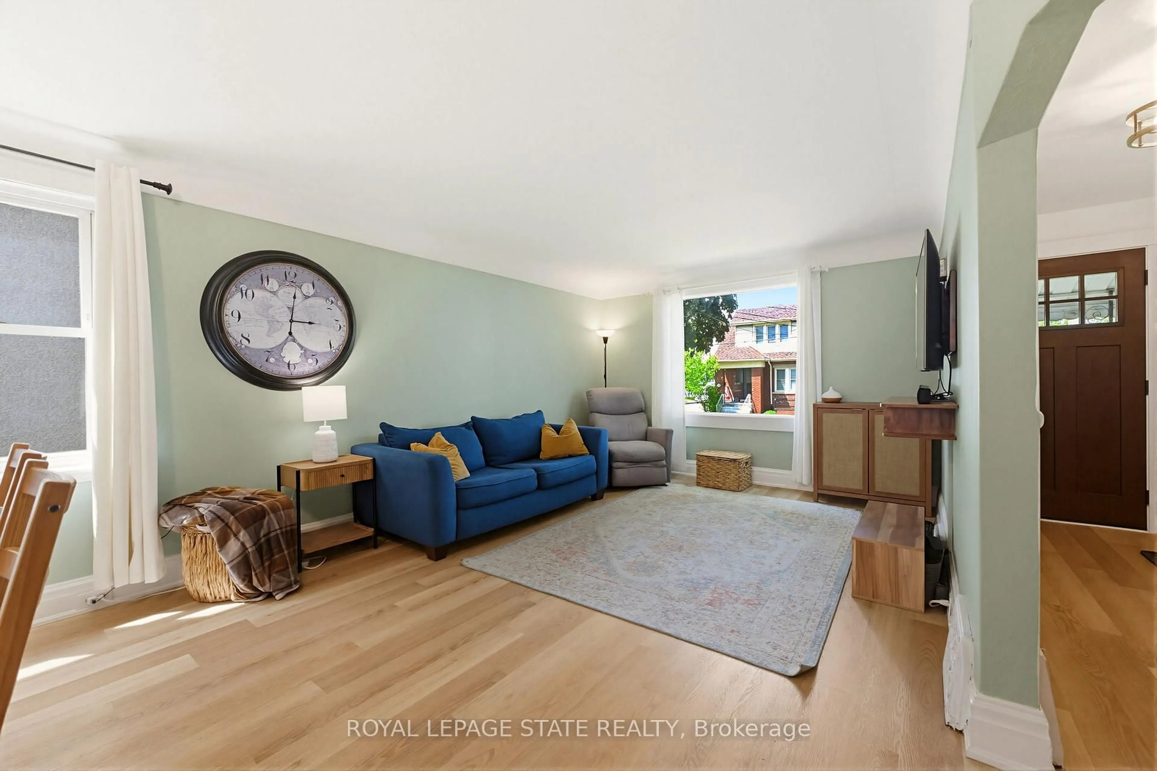 Living room with furniture, unknown for 124 Campbell Ave, Hamilton Ontario L8H 2E9