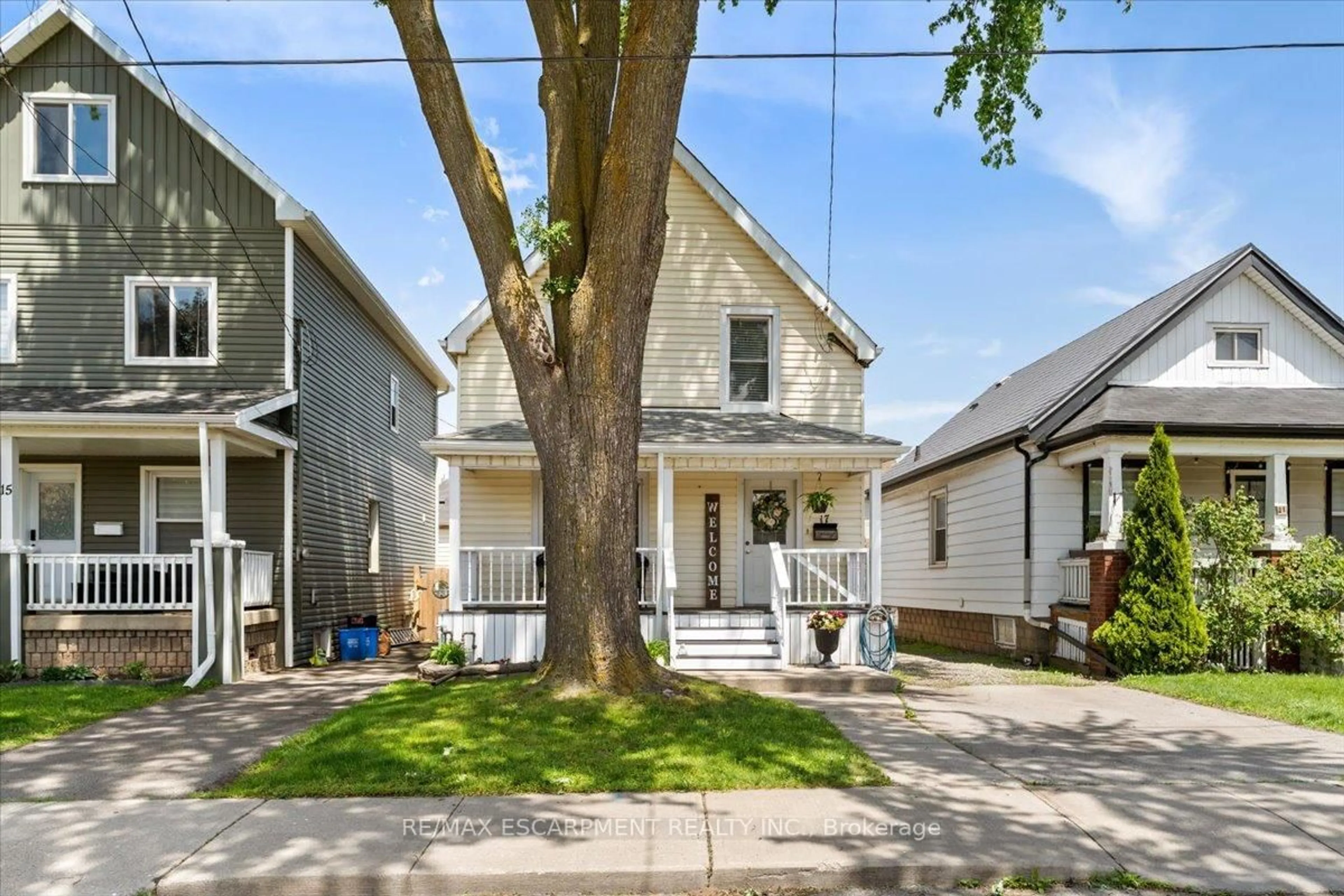 A pic from outside/outdoor area/front of a property/back of a property/a pic from drone, street for 17 Craigmiller Ave, Hamilton Ontario L8L 3H9