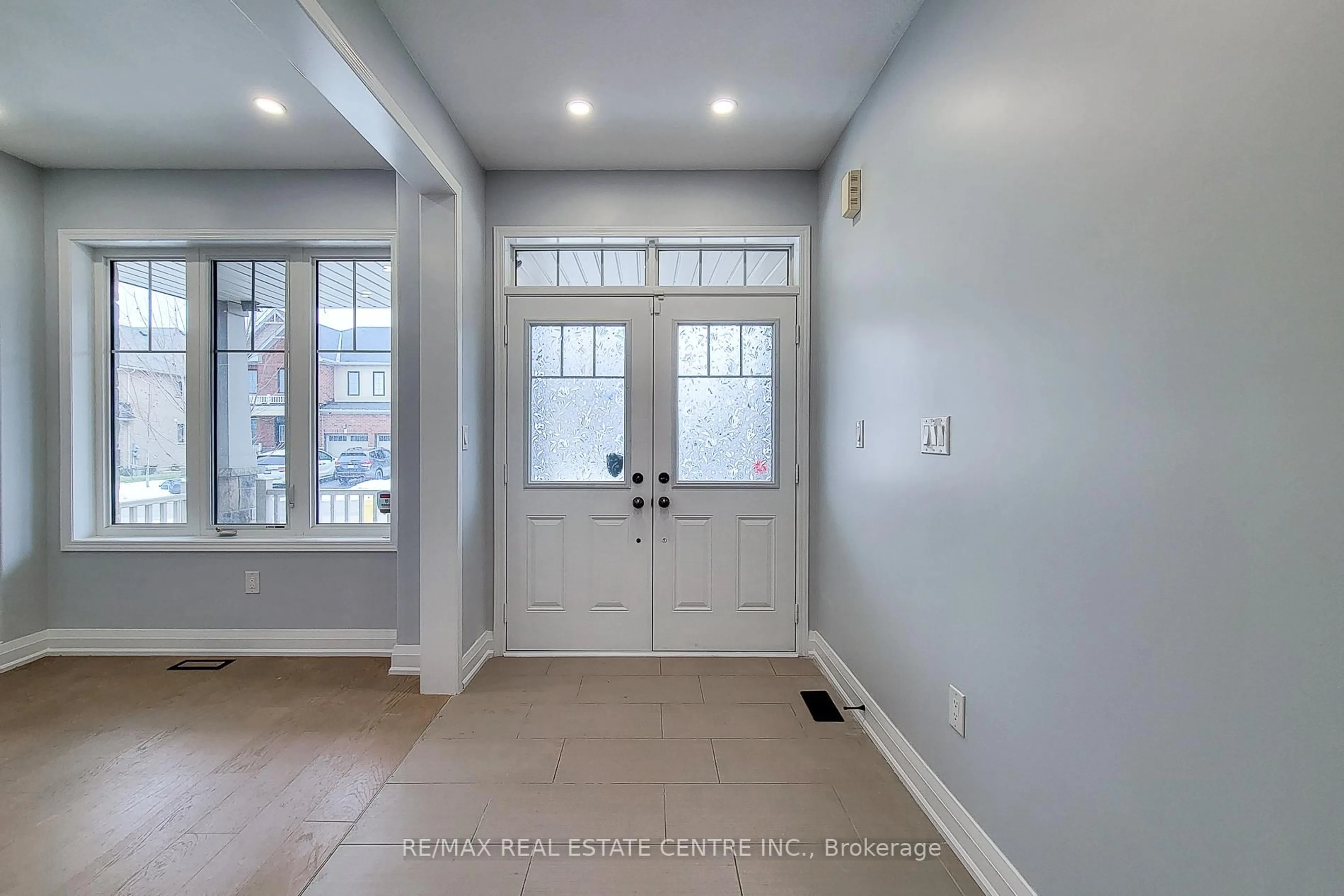 Indoor entryway for 80 Larry Cres, Haldimand Ontario N3W 0B2