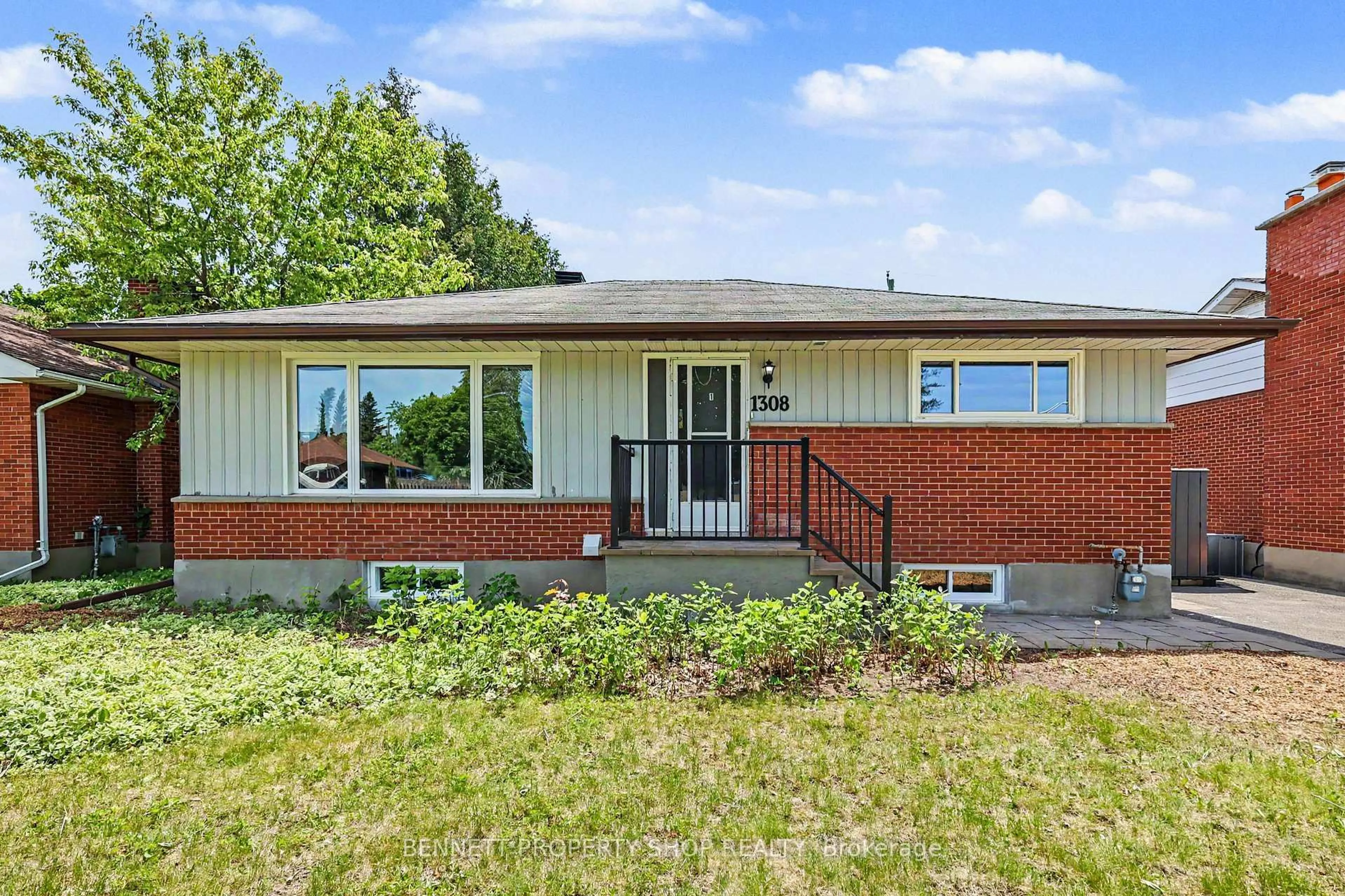 Home with brick exterior material, unknown for 1308 Rustic Dr, Ottawa Ontario K2C 2Y1