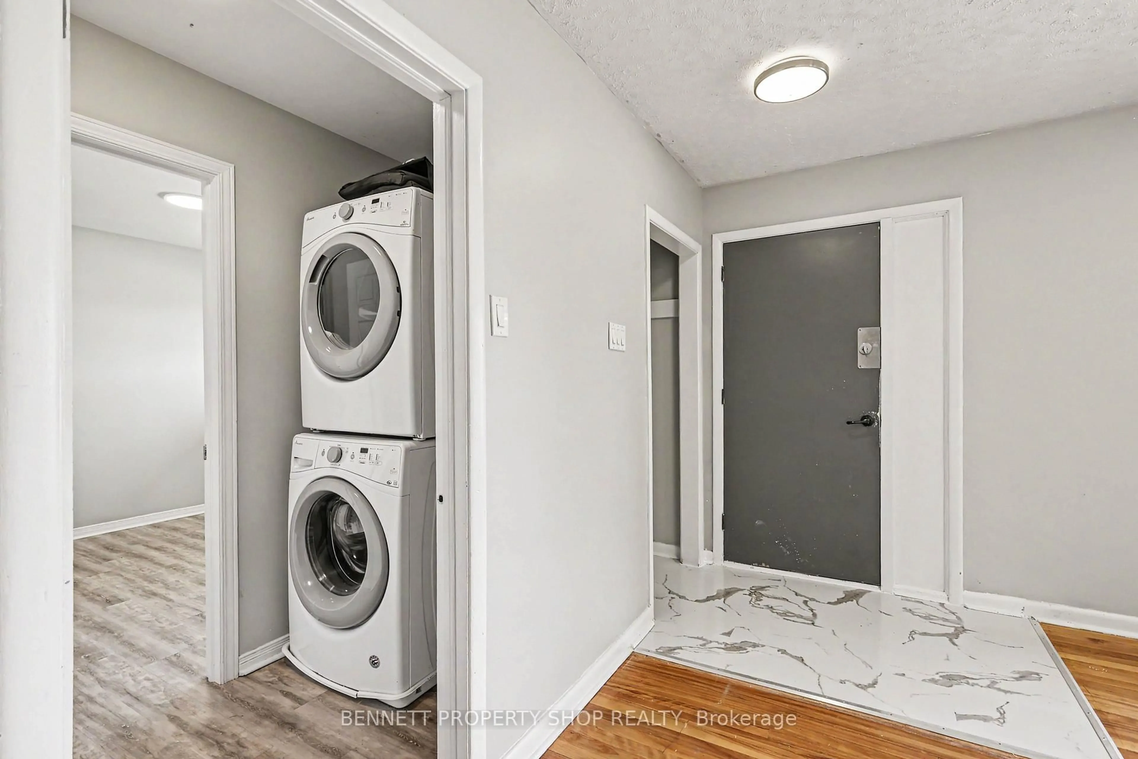Laundry room for 1308 Rustic Dr, Ottawa Ontario K2C 2Y1
