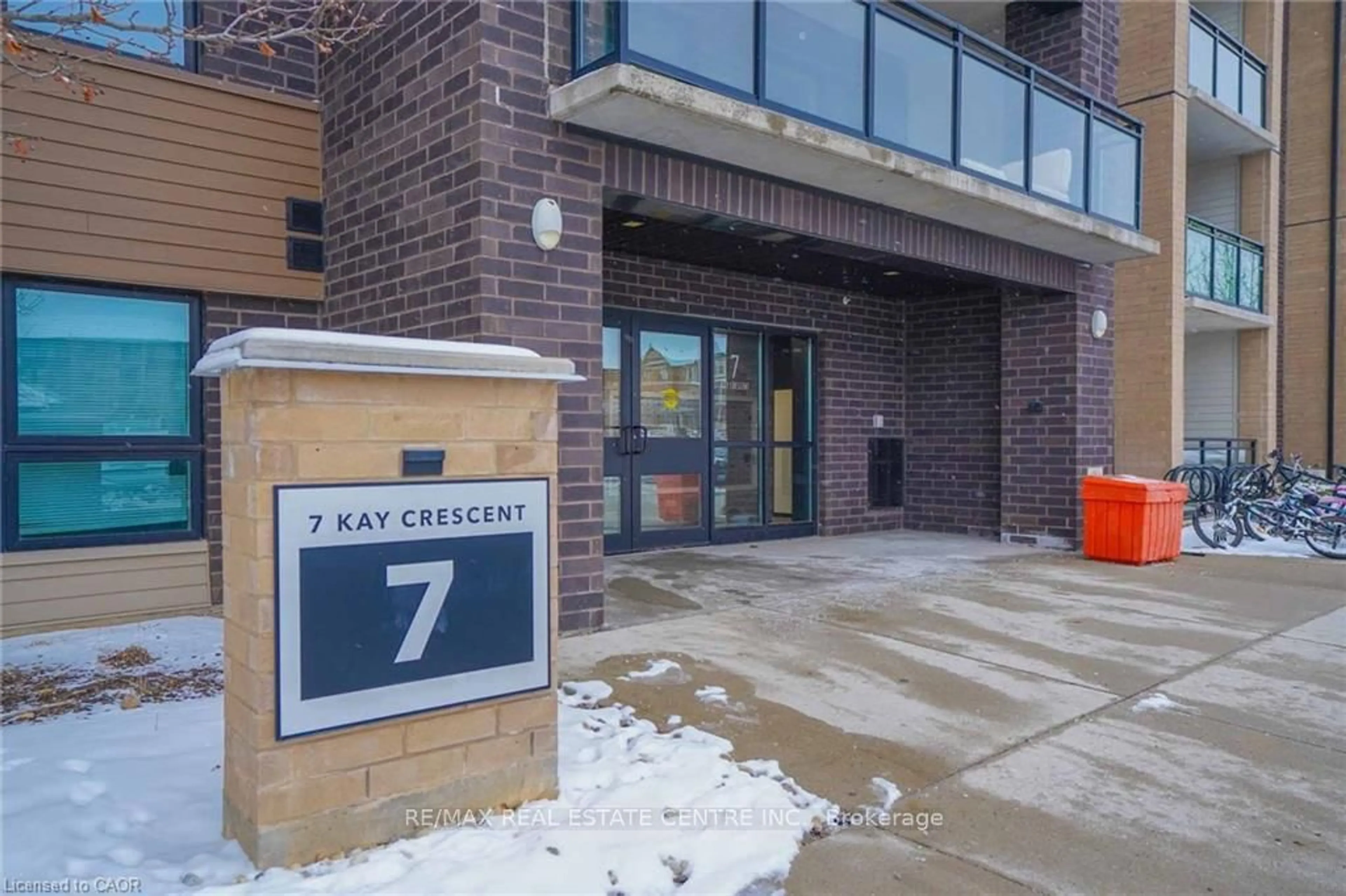 Indoor foyer for 7 Kay Cres #107, Guelph Ontario N1L 0P9