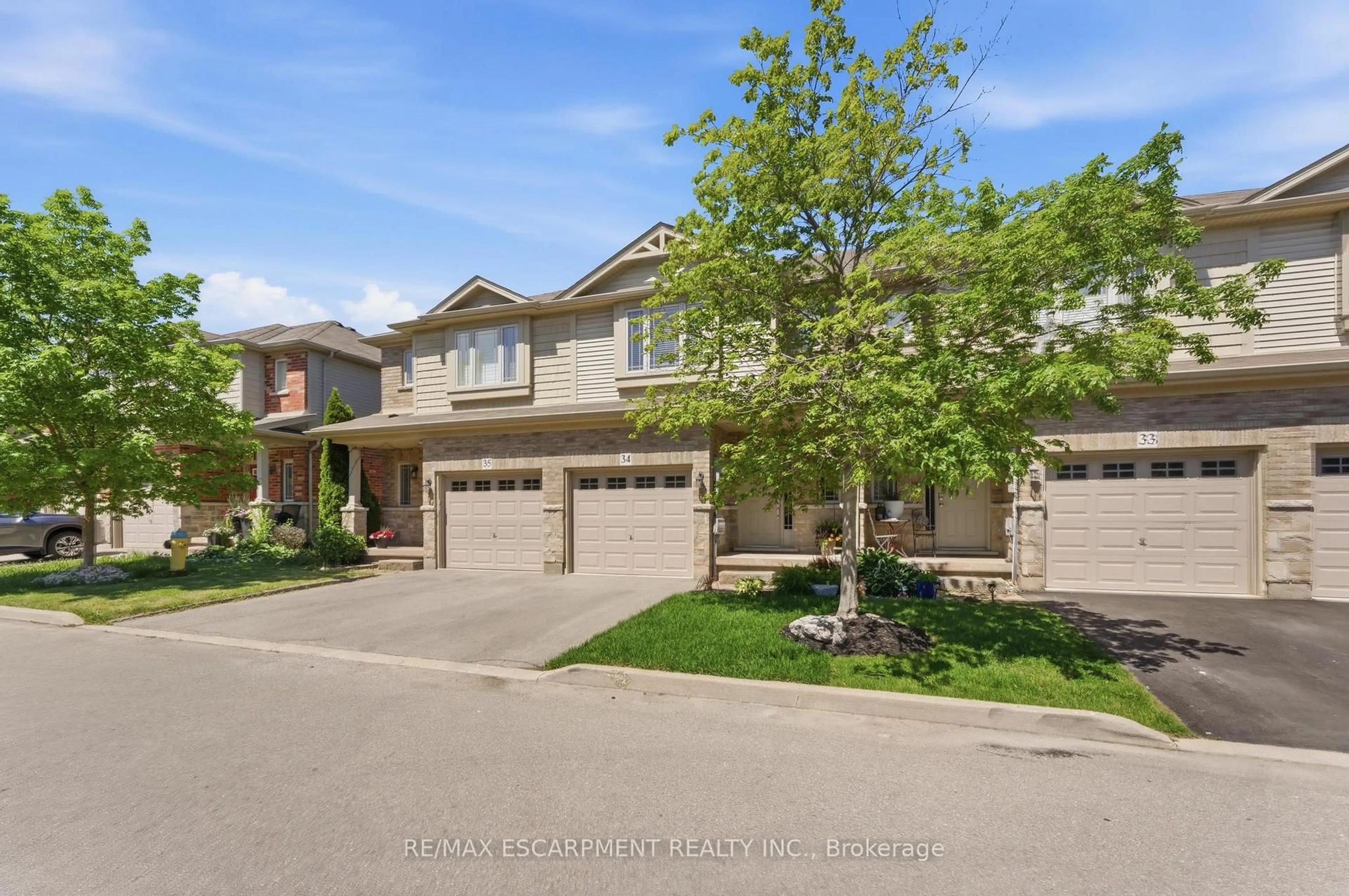 A pic from outside/outdoor area/front of a property/back of a property/a pic from drone, street for 6 Chestnut Dr #34, Grimsby Ontario L3M 0C4