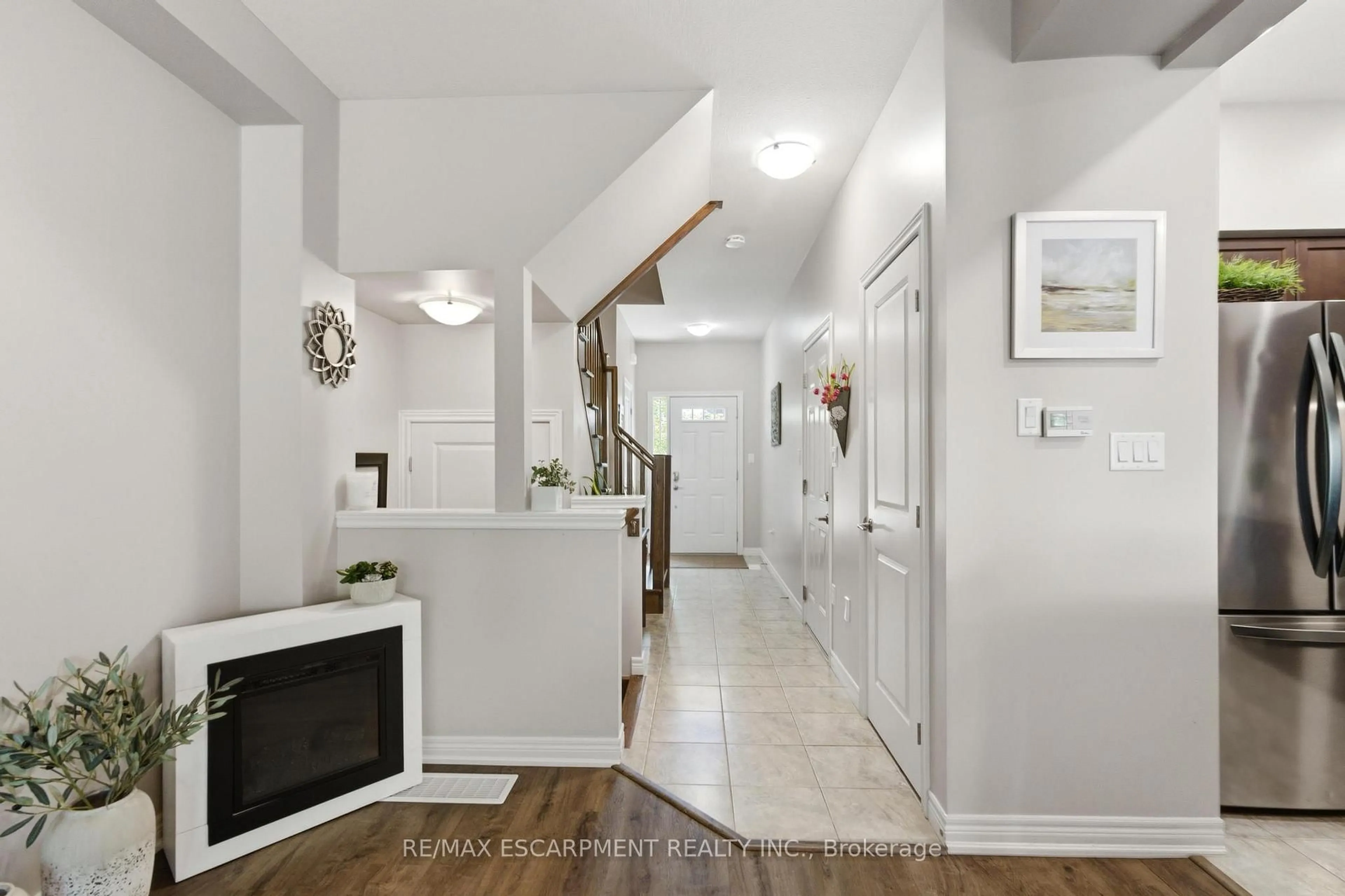 Indoor entryway for 6 Chestnut Dr #34, Grimsby Ontario L3M 0C4