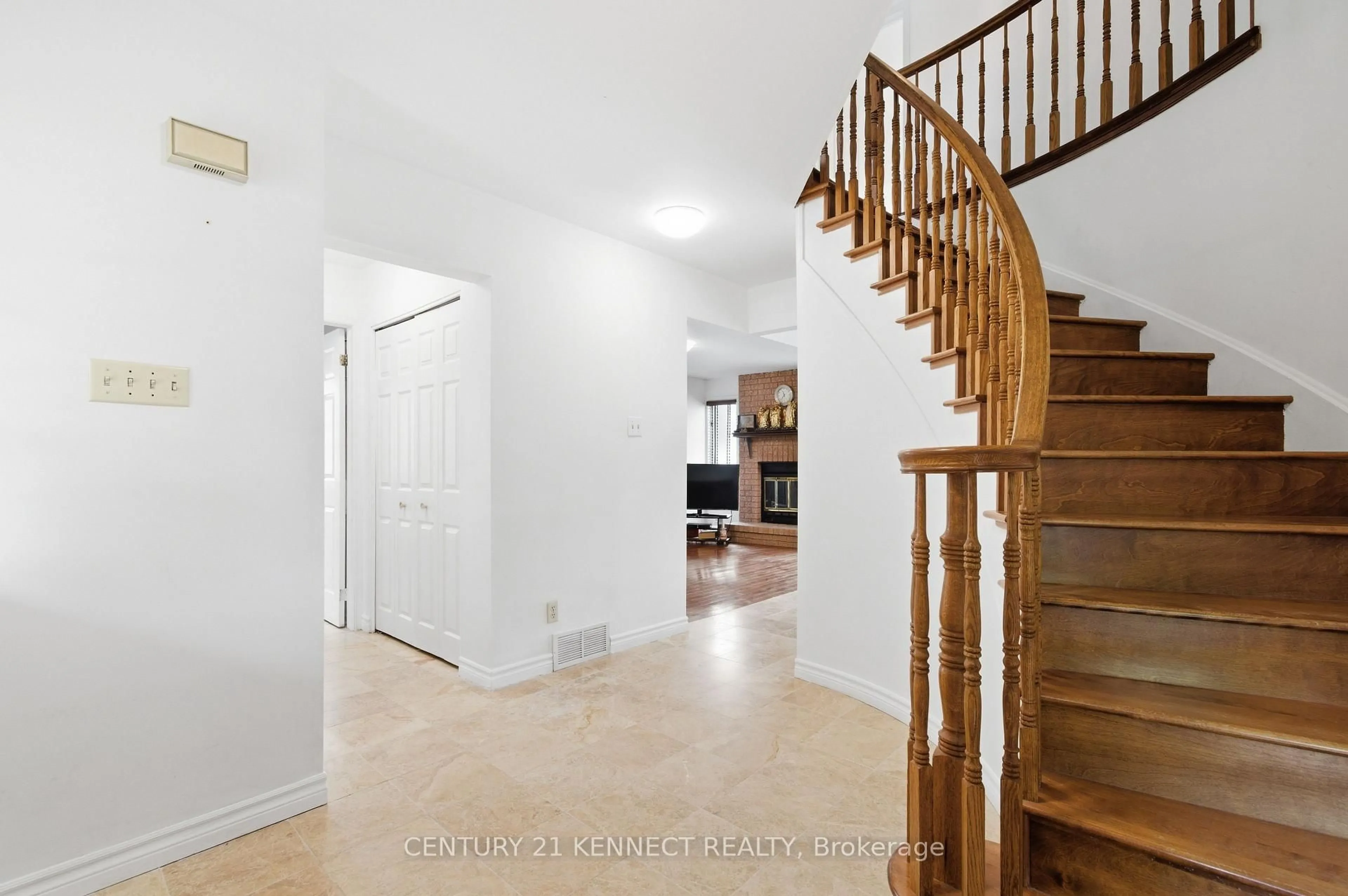 Indoor foyer for 848 Fairlawn Ave, Ottawa Ontario K2A 4C2
