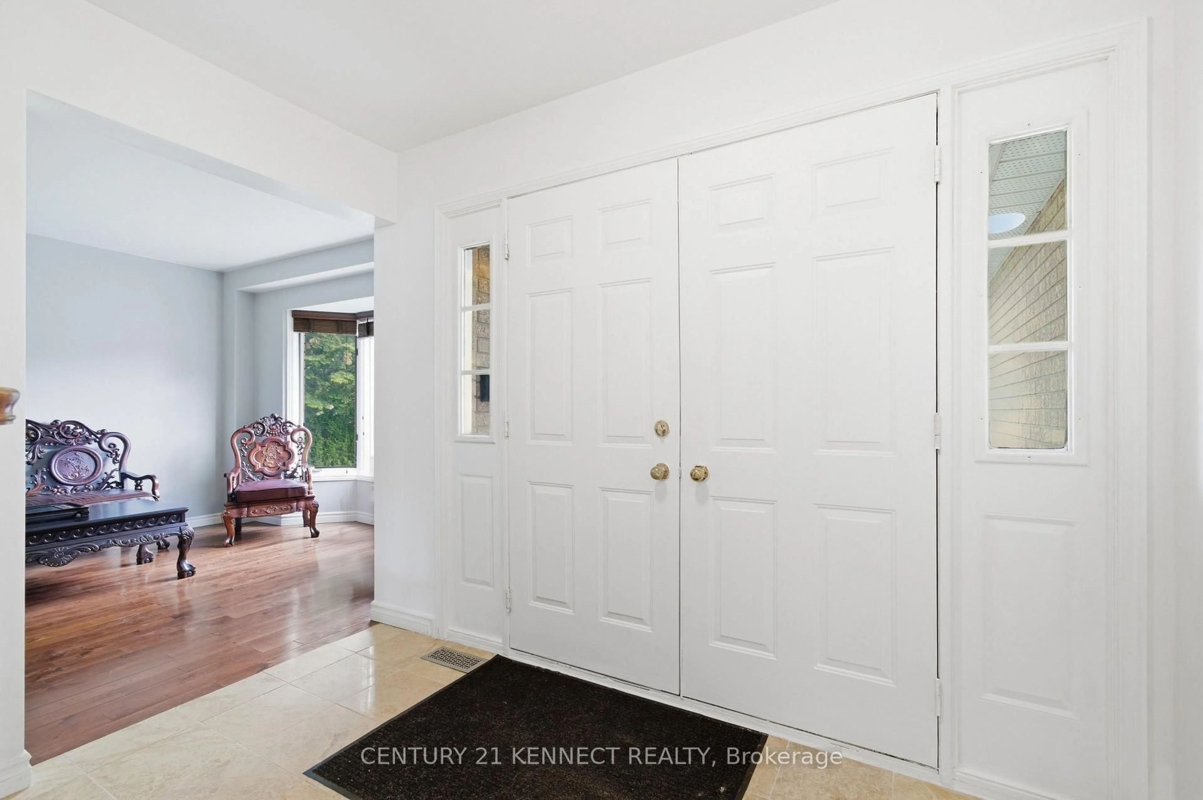 Indoor entryway for 848 Fairlawn Ave, Ottawa Ontario K2A 4C2
