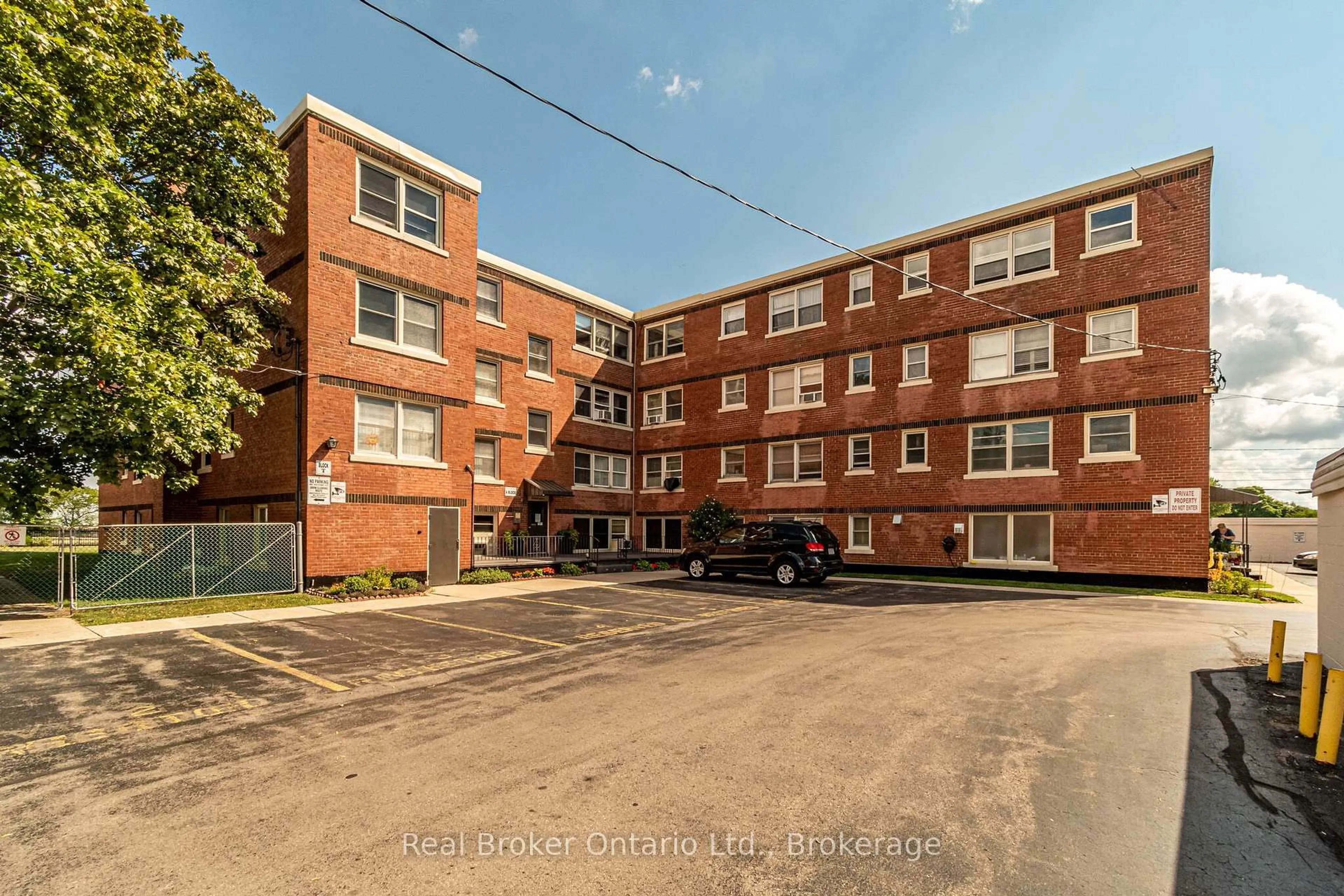 Patio, building for 5 East 36th St #3A, Hamilton Ontario L8V 3Y6