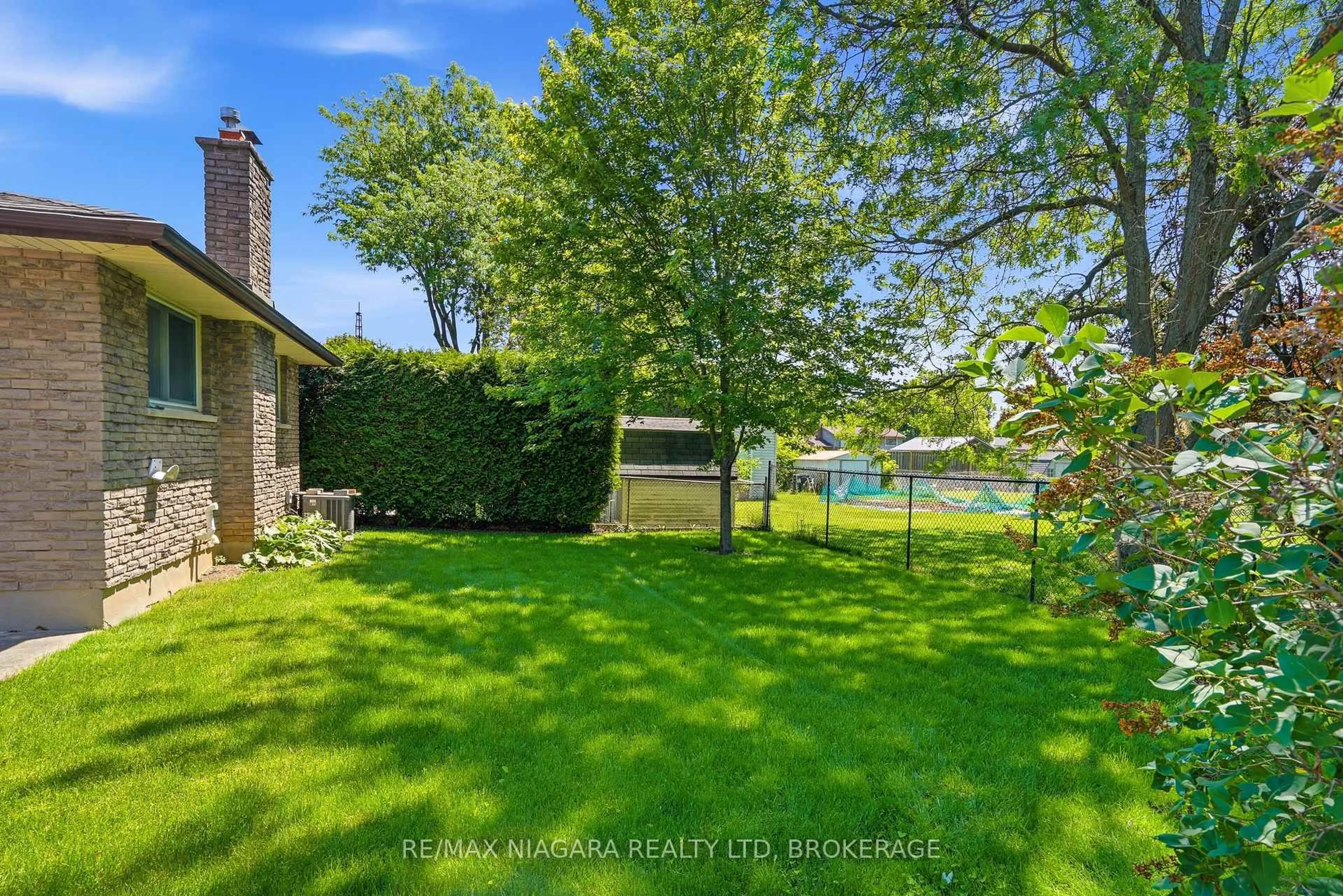 A pic from outside/outdoor area/front of a property/back of a property/a pic from drone, water/lake/river/ocean view for 5630 Levine St, Niagara Falls Ontario L2J 3M7