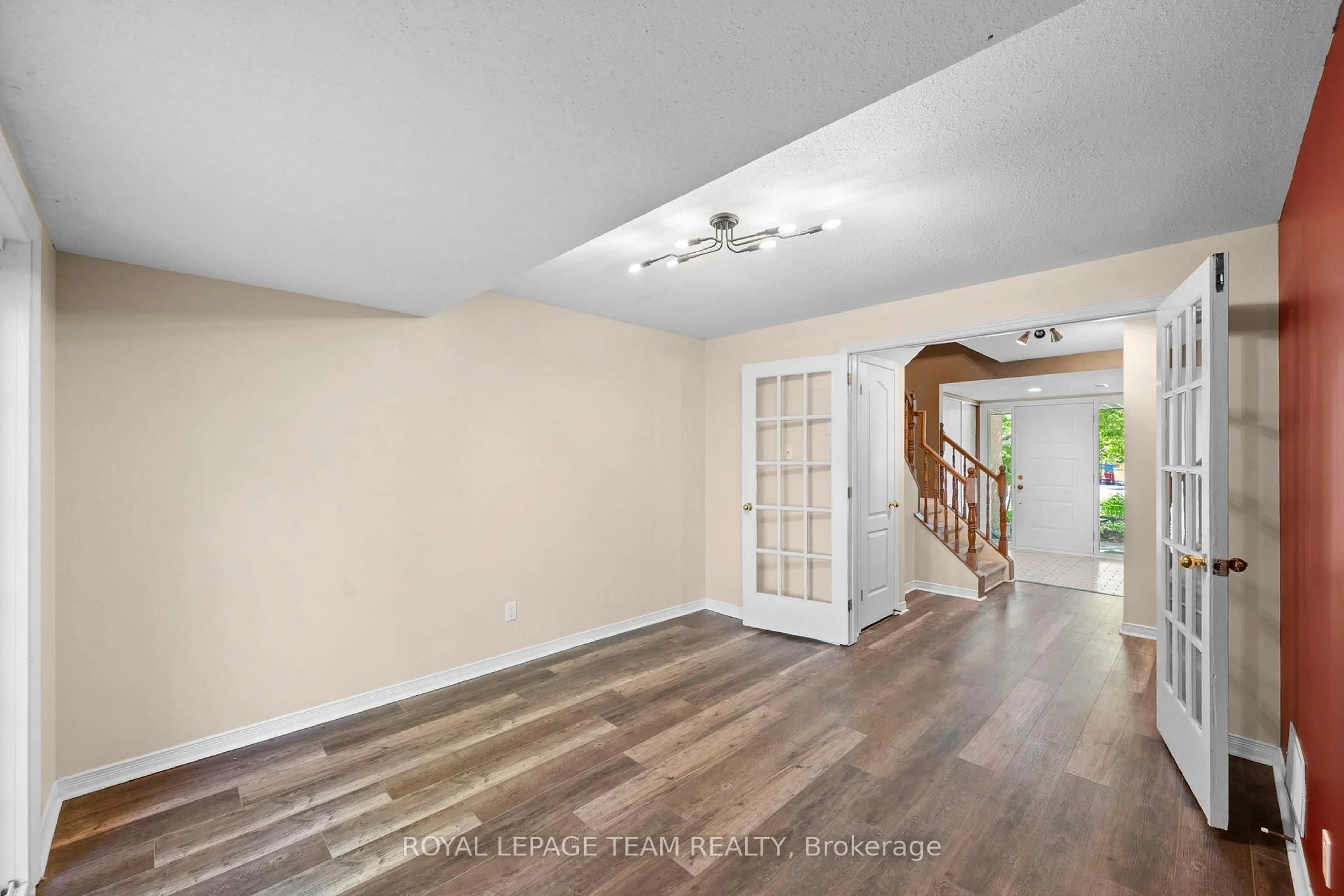 Indoor entryway for 8 Mannington Crt, Ottawa Ontario K2J 4A1