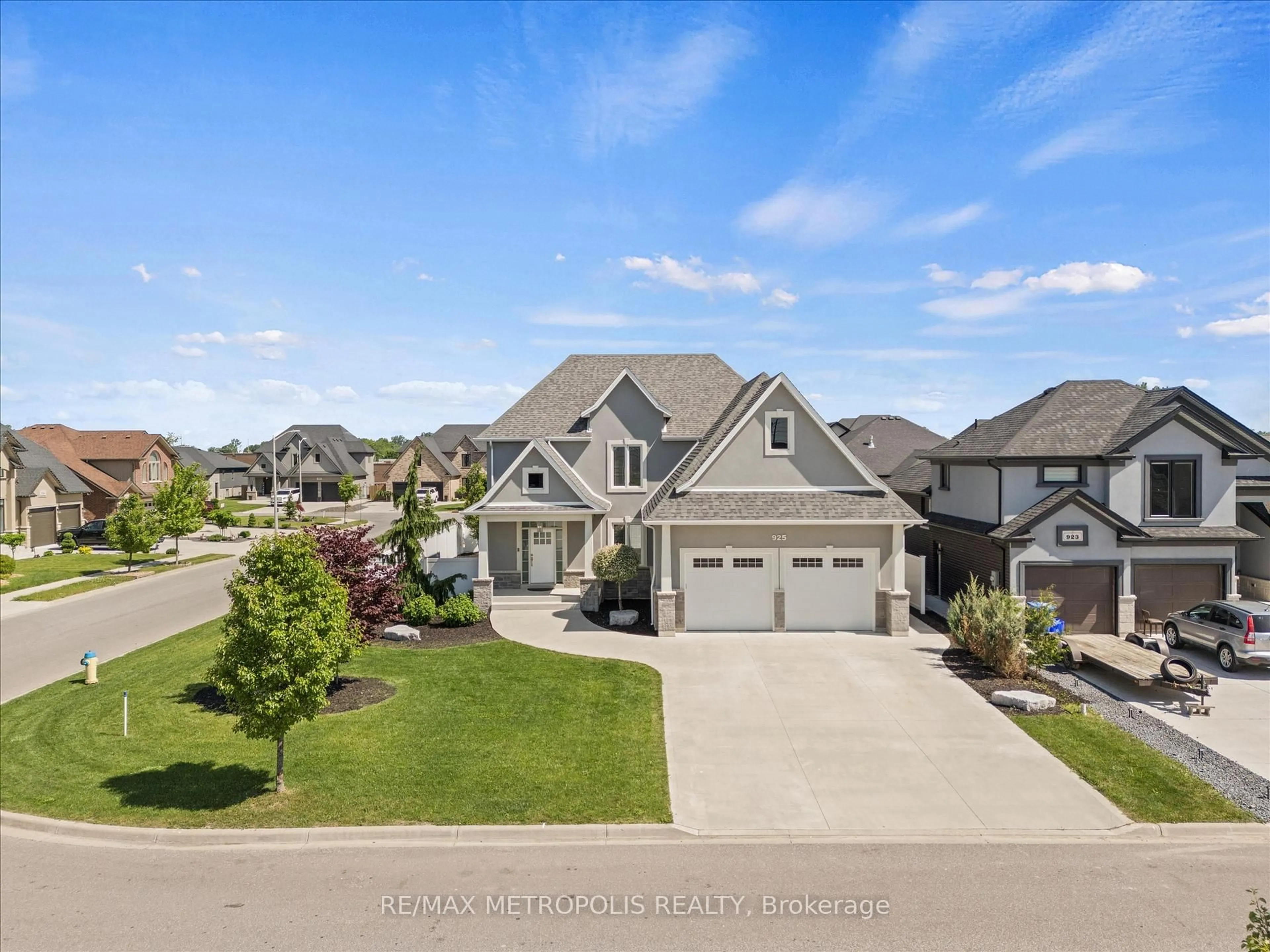 A pic from outside/outdoor area/front of a property/back of a property/a pic from drone, street for 925 Lakewood Cres, Lakeshore Ontario N8L 1G6