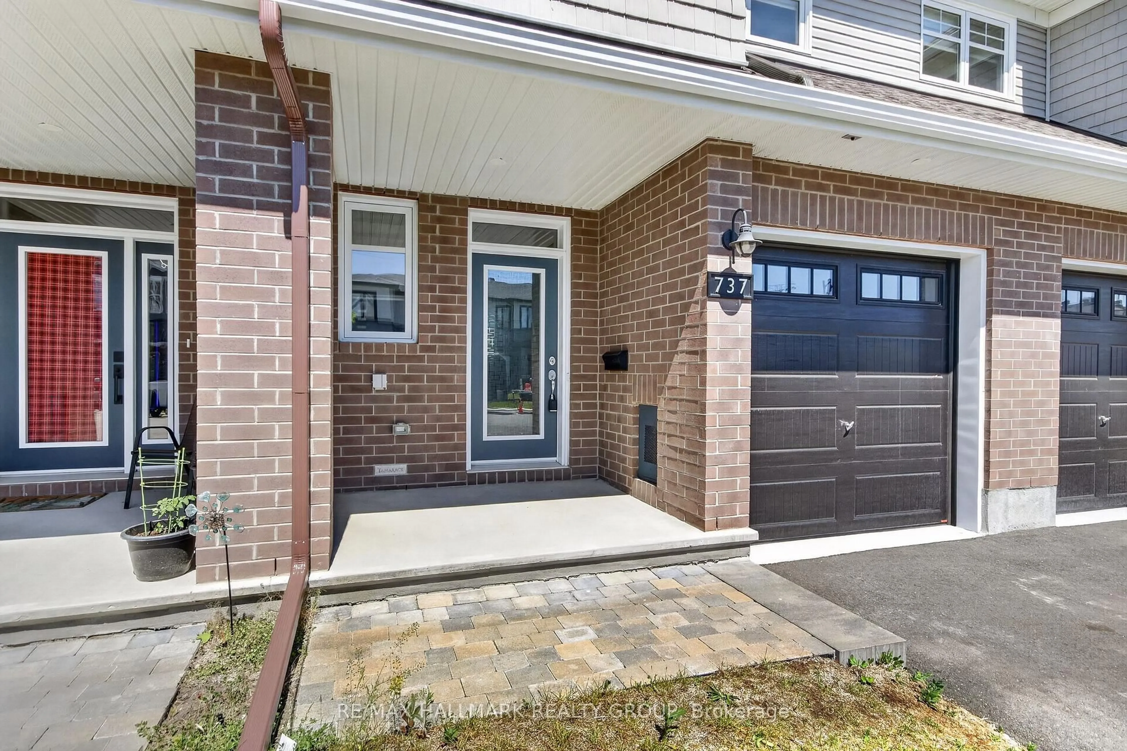 Home with brick exterior material, street for 737 Maverick Cres, Ottawa Ontario K2S 2X1