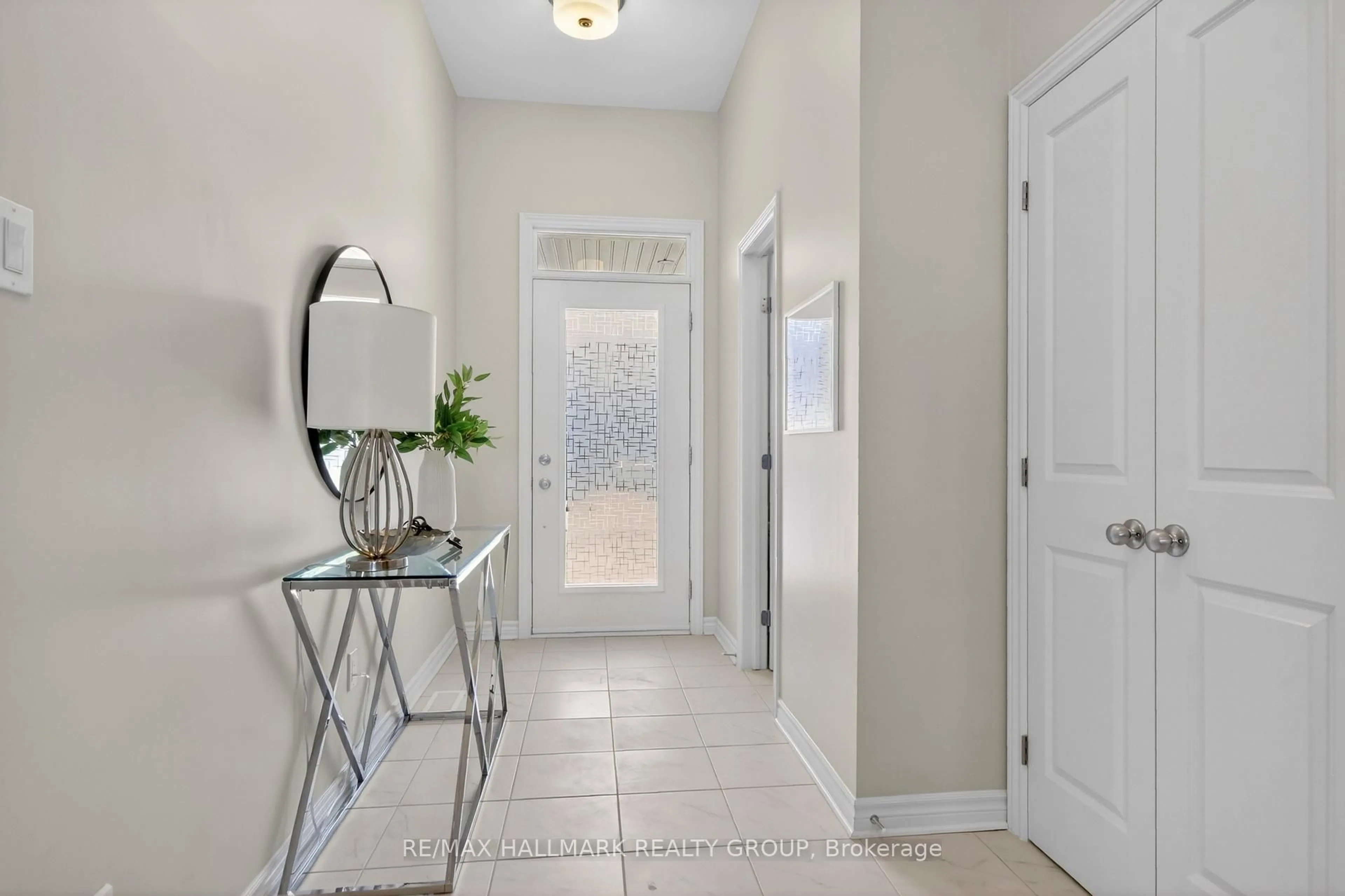 Indoor entryway for 737 Maverick Cres, Ottawa Ontario K2S 2X1