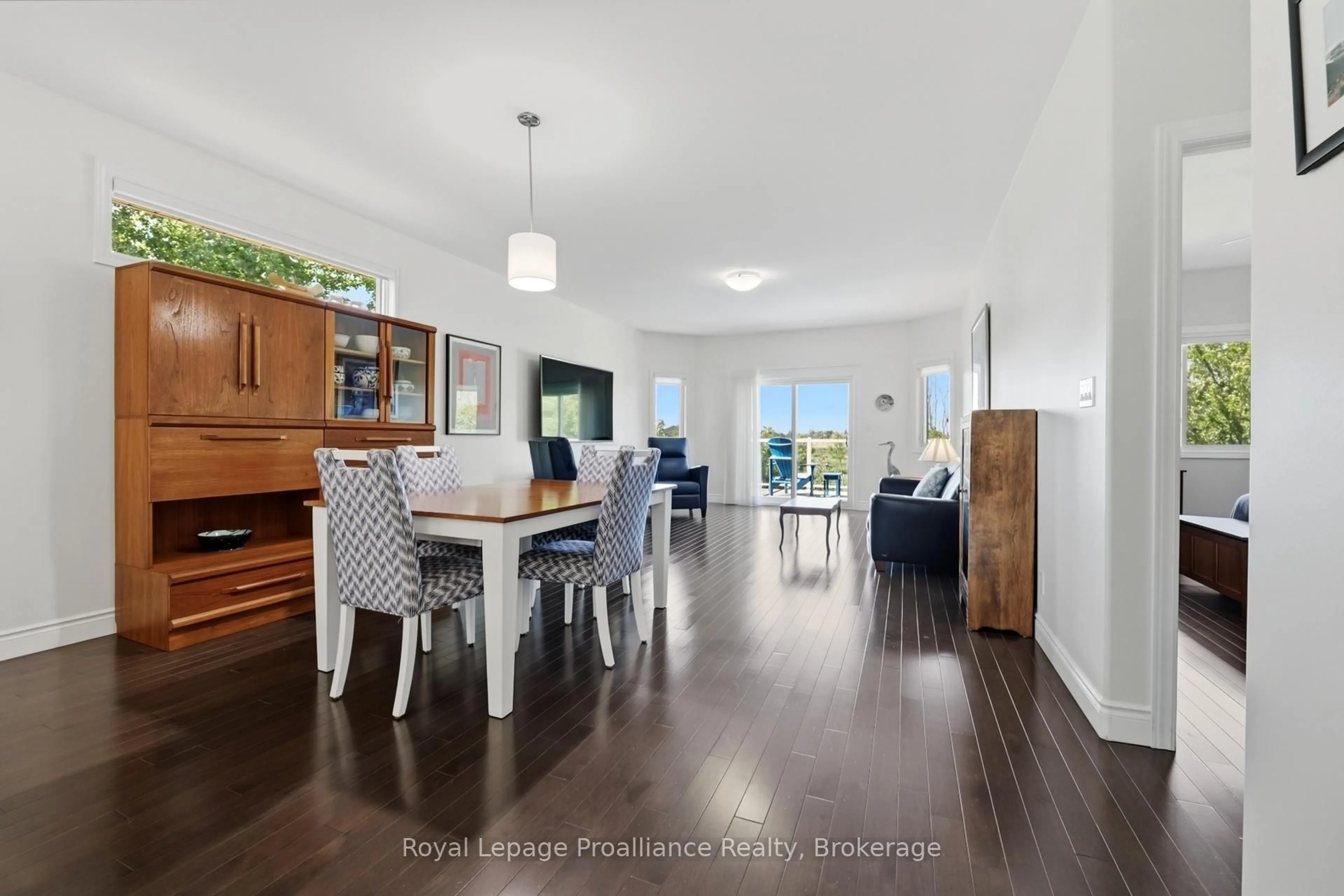 Dining room, wood/laminate floor for 17 Hanover Crt, Belleville Ontario K8N 4Z5