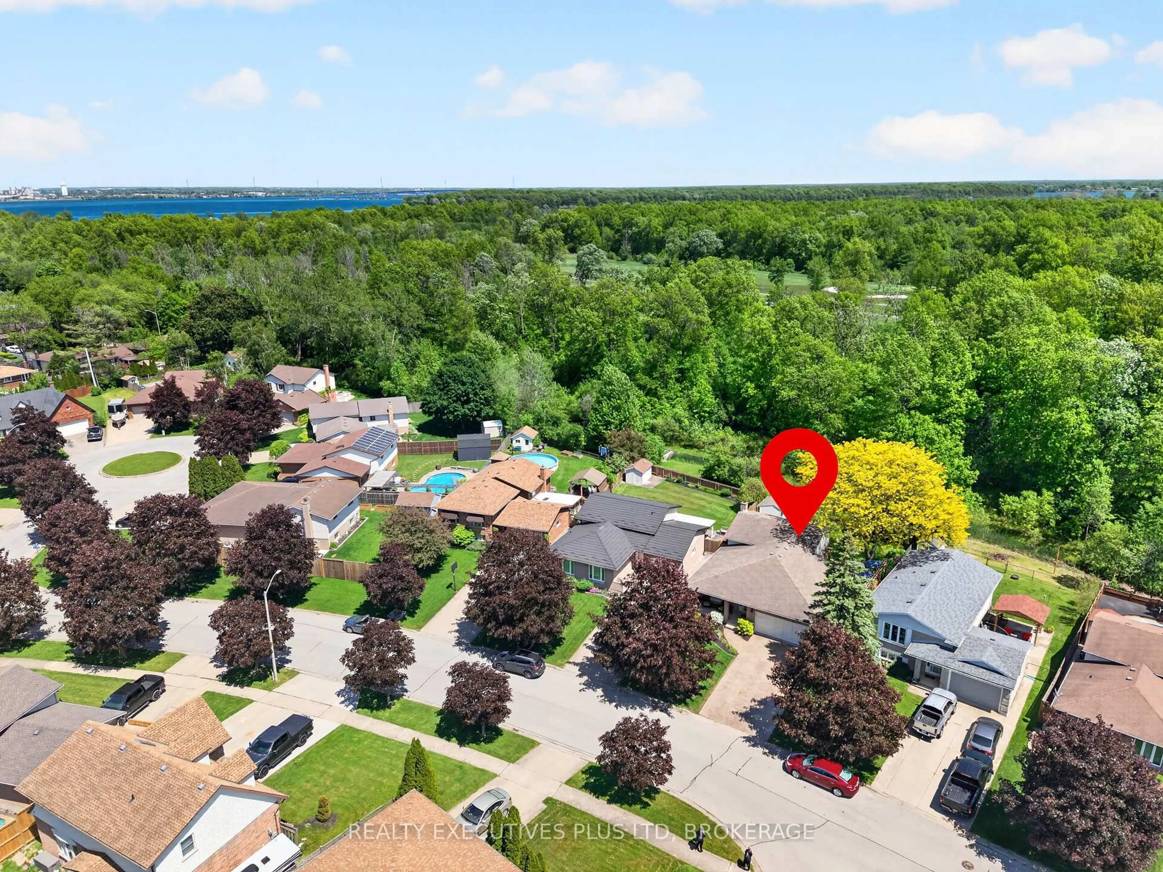 A pic from outside/outdoor area/front of a property/back of a property/a pic from drone, unknown for 8462 Regan Dr, Niagara Falls Ontario L2G 7P7