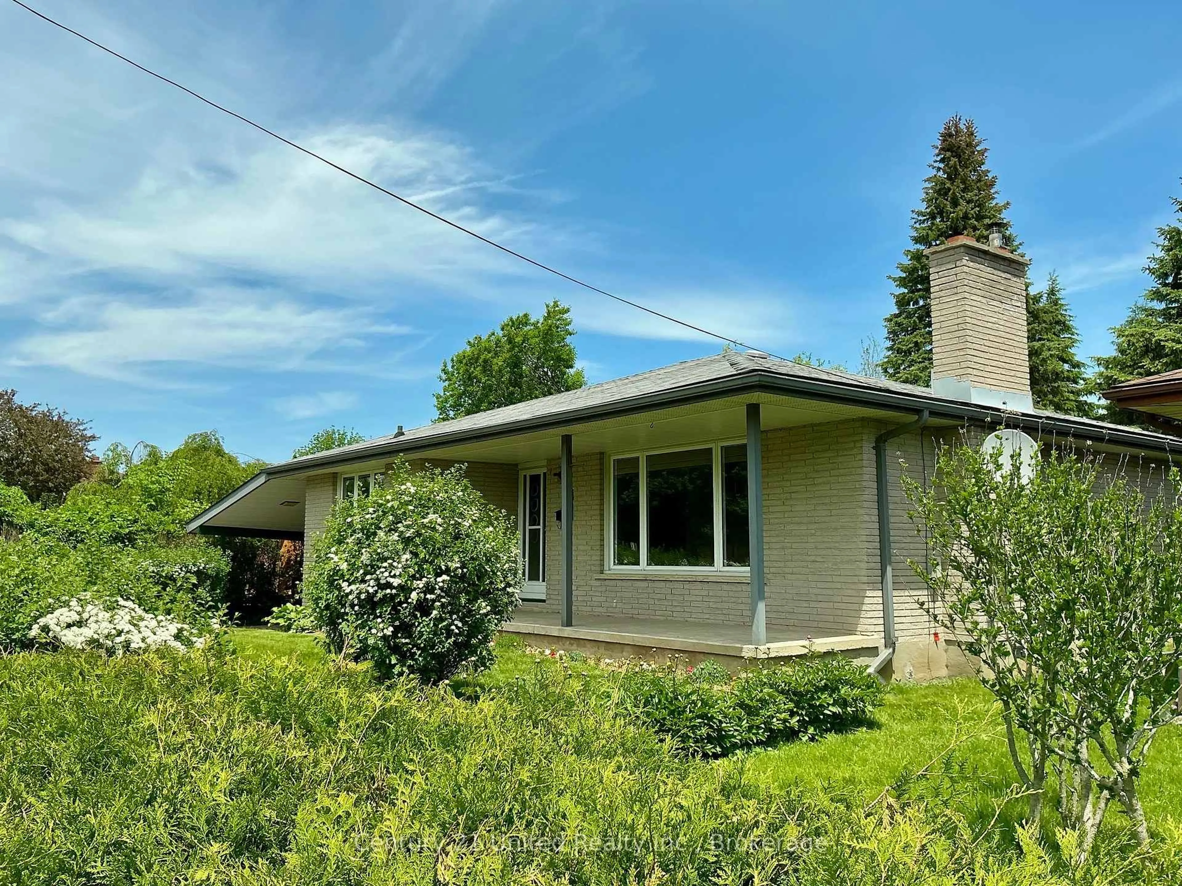 Home with vinyl exterior material, street for 922 Wightman Ave, Peterborough Ontario K9J 5W7