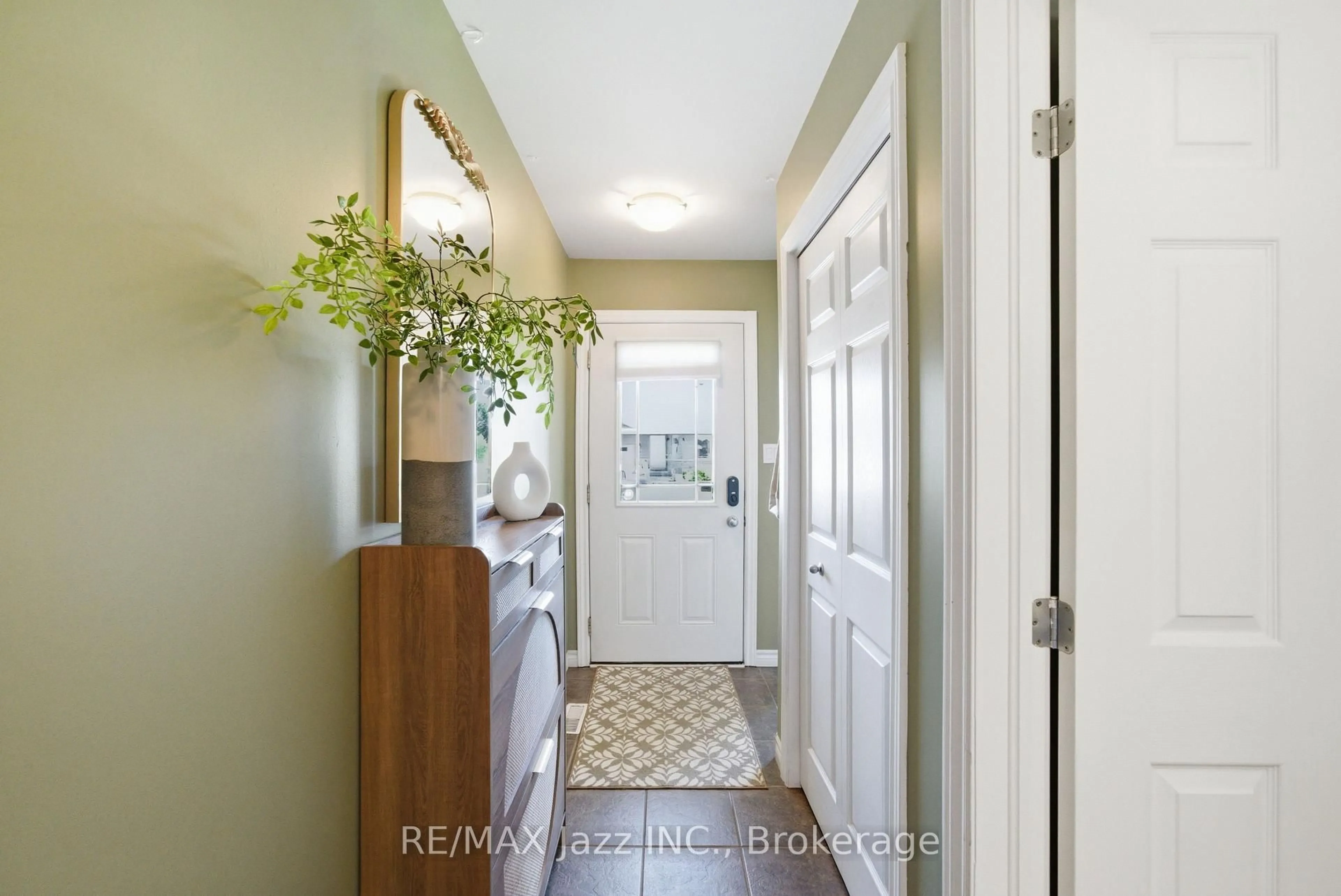 Indoor entryway for 1 Cooper Crt, Brighton Ontario K0K 1H0