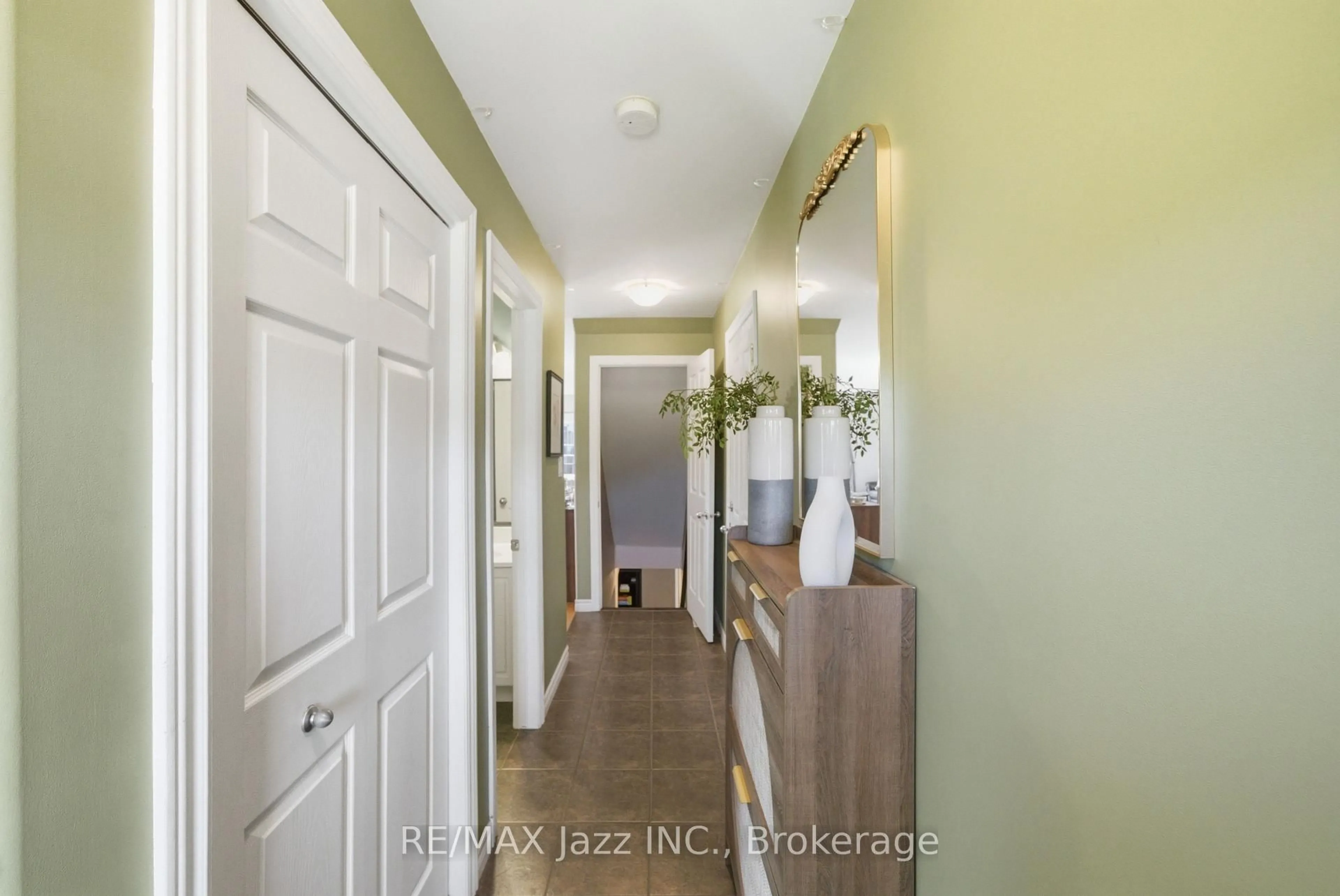 Indoor entryway for 1 Cooper Crt, Brighton Ontario K0K 1H0