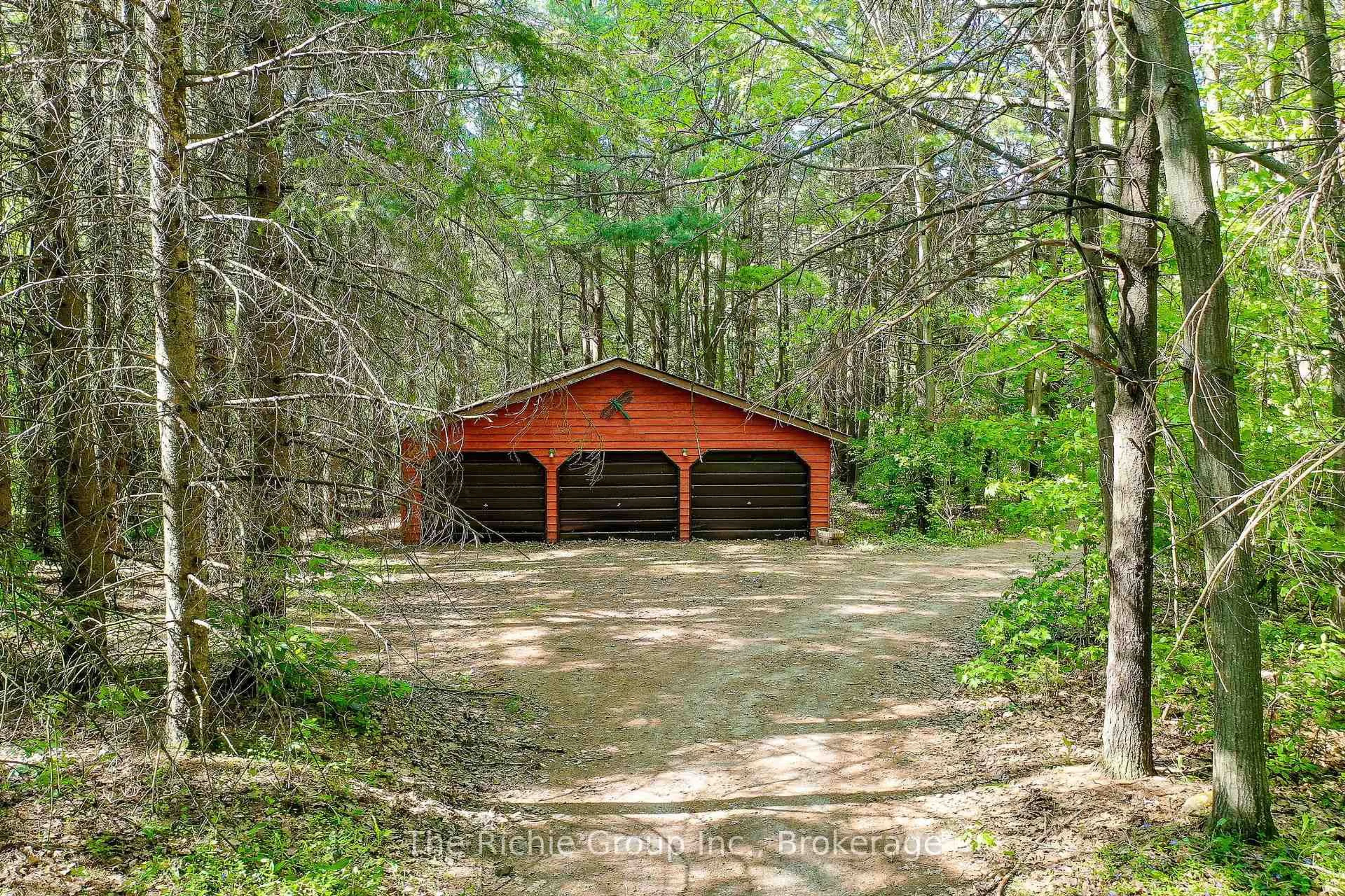 Indoor garage for 247483 5 Sdrd, Mono Ontario L9W 6K8