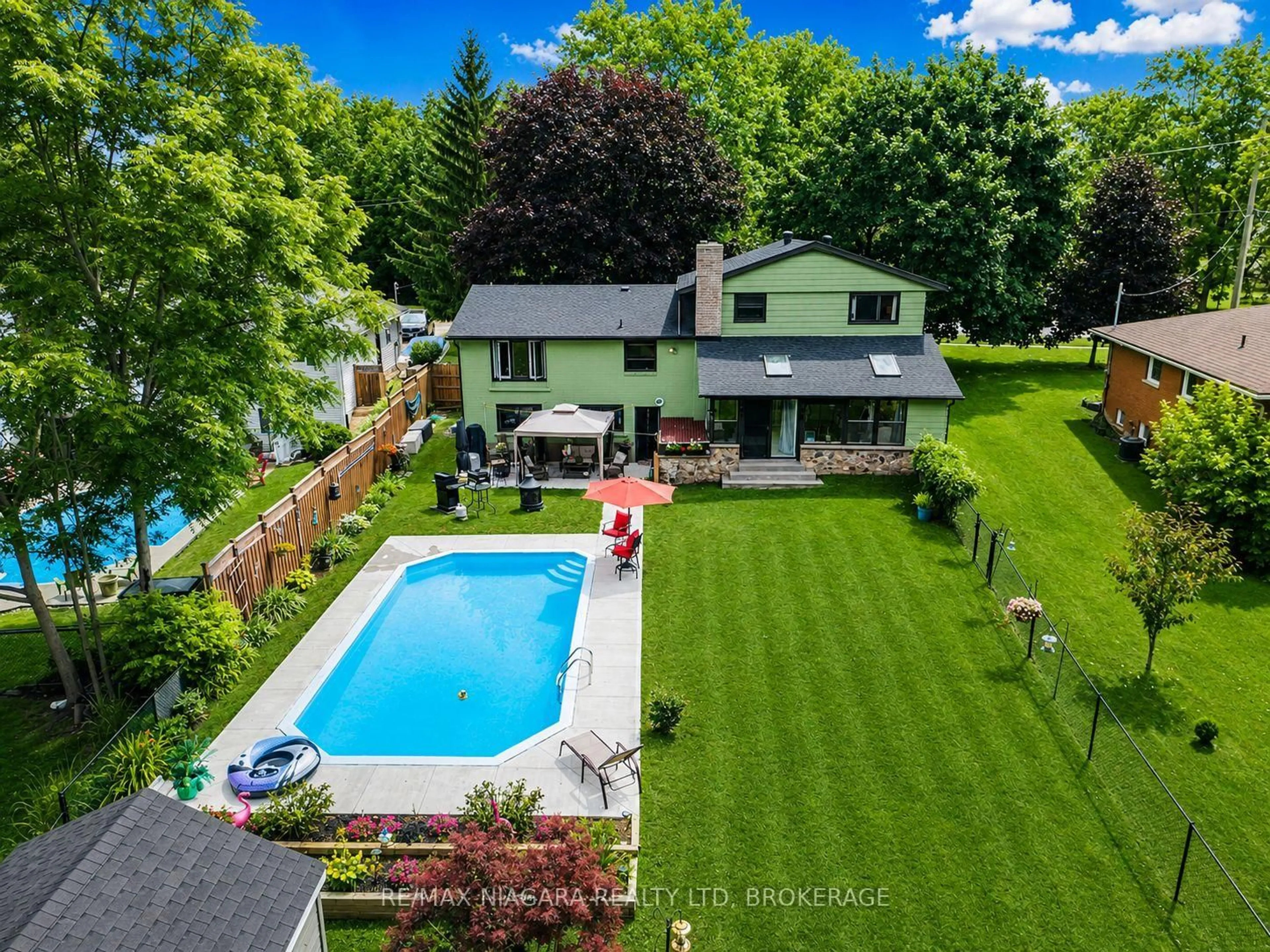 A pic from outside/outdoor area/front of a property/back of a property/a pic from drone, unknown for 671 Ridge Rd, Fort Erie Ontario L0S 1N0