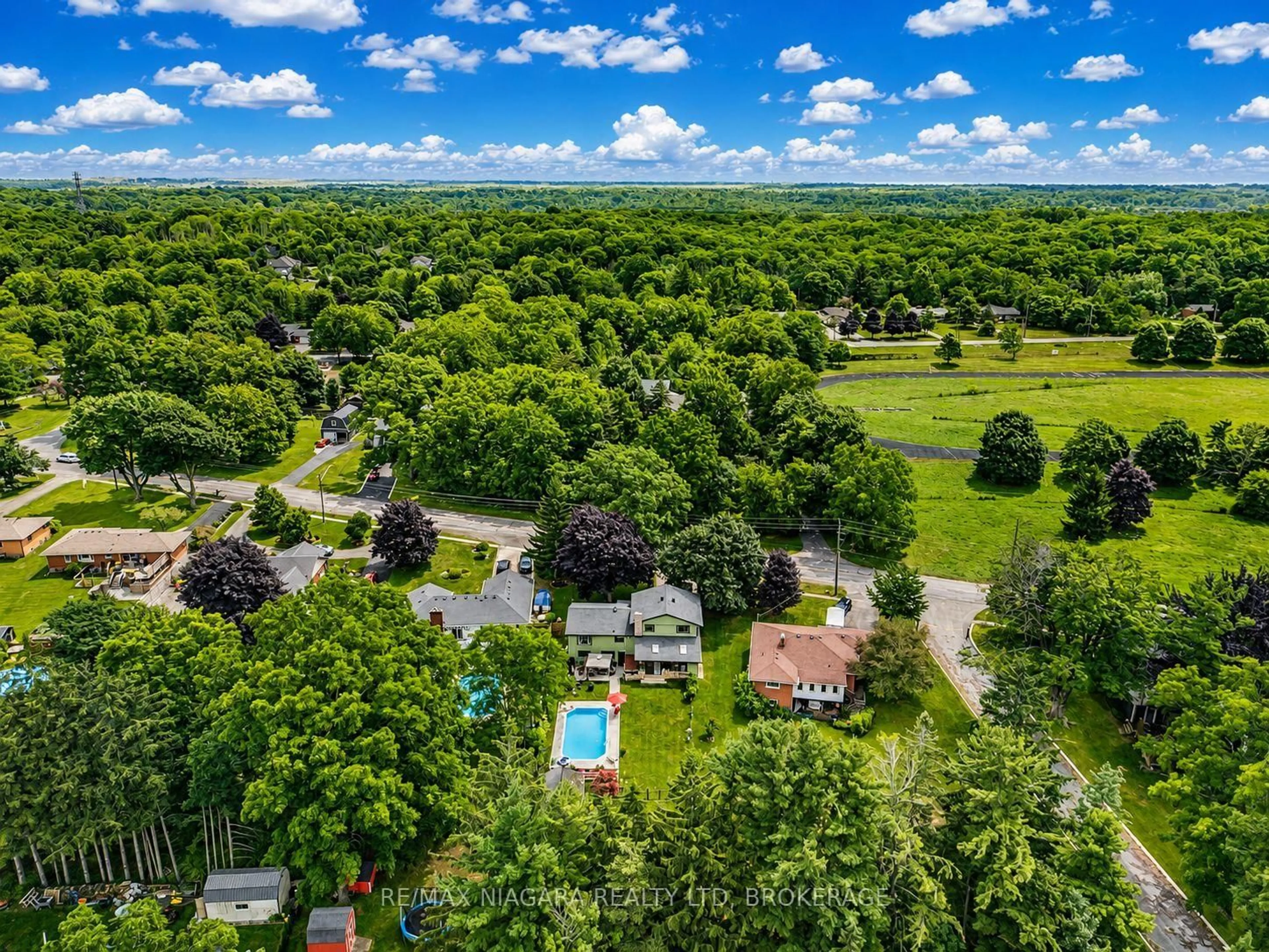 A pic from outside/outdoor area/front of a property/back of a property/a pic from drone, water/lake/river/ocean view for 671 Ridge Rd, Fort Erie Ontario L0S 1N0