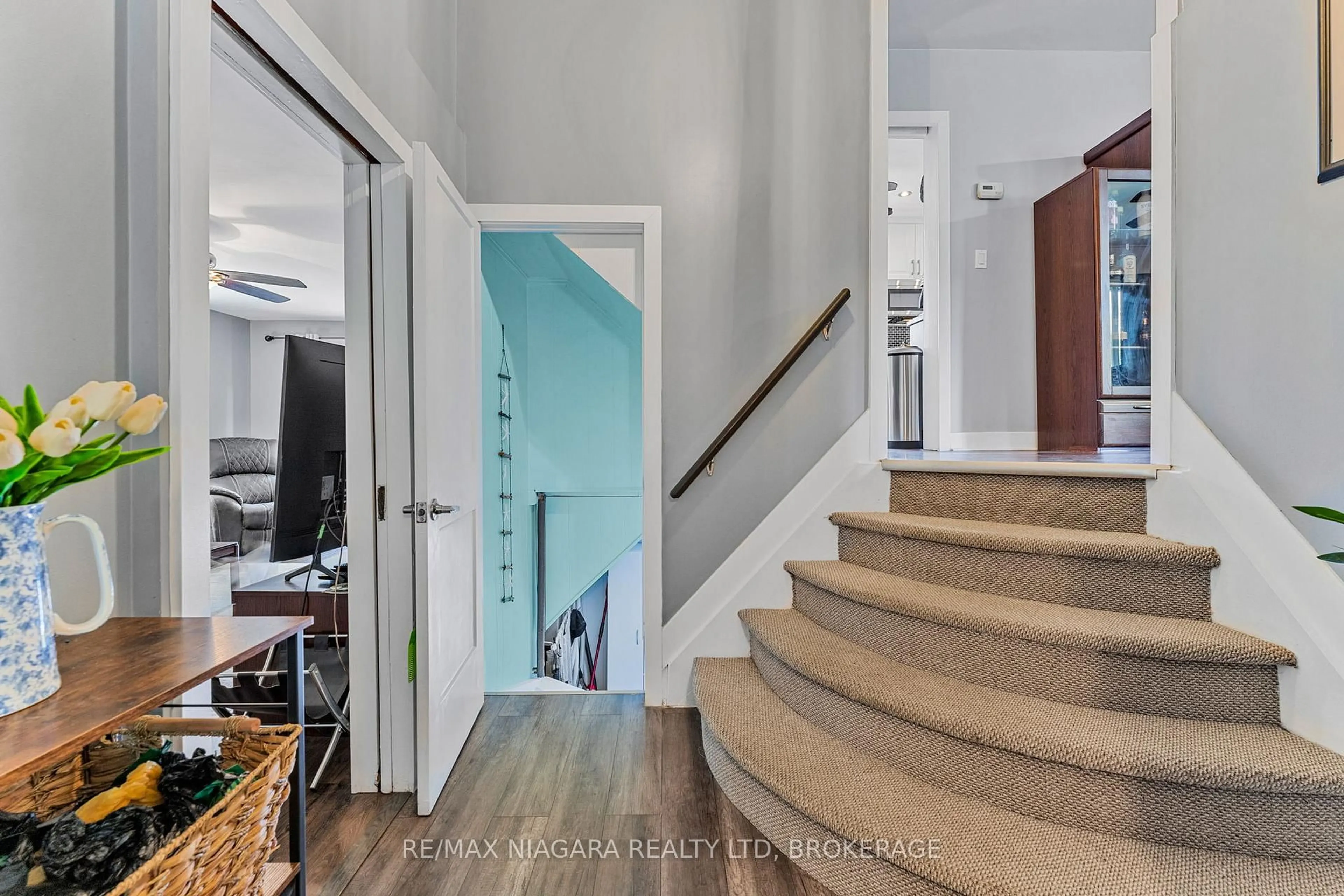 Indoor entryway for 671 Ridge Rd, Fort Erie Ontario L0S 1N0