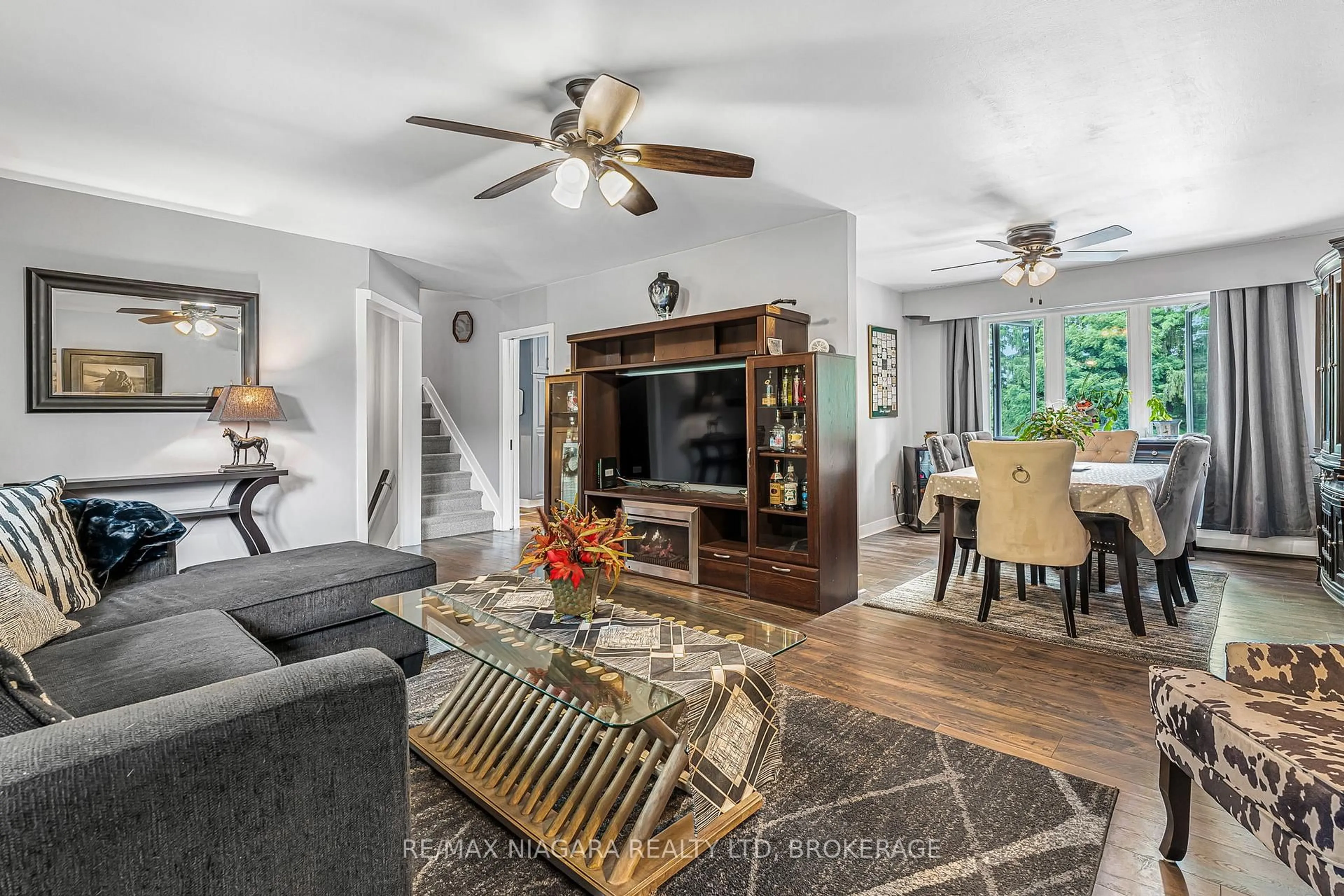 Living room with furniture, unknown for 671 Ridge Rd, Fort Erie Ontario L0S 1N0