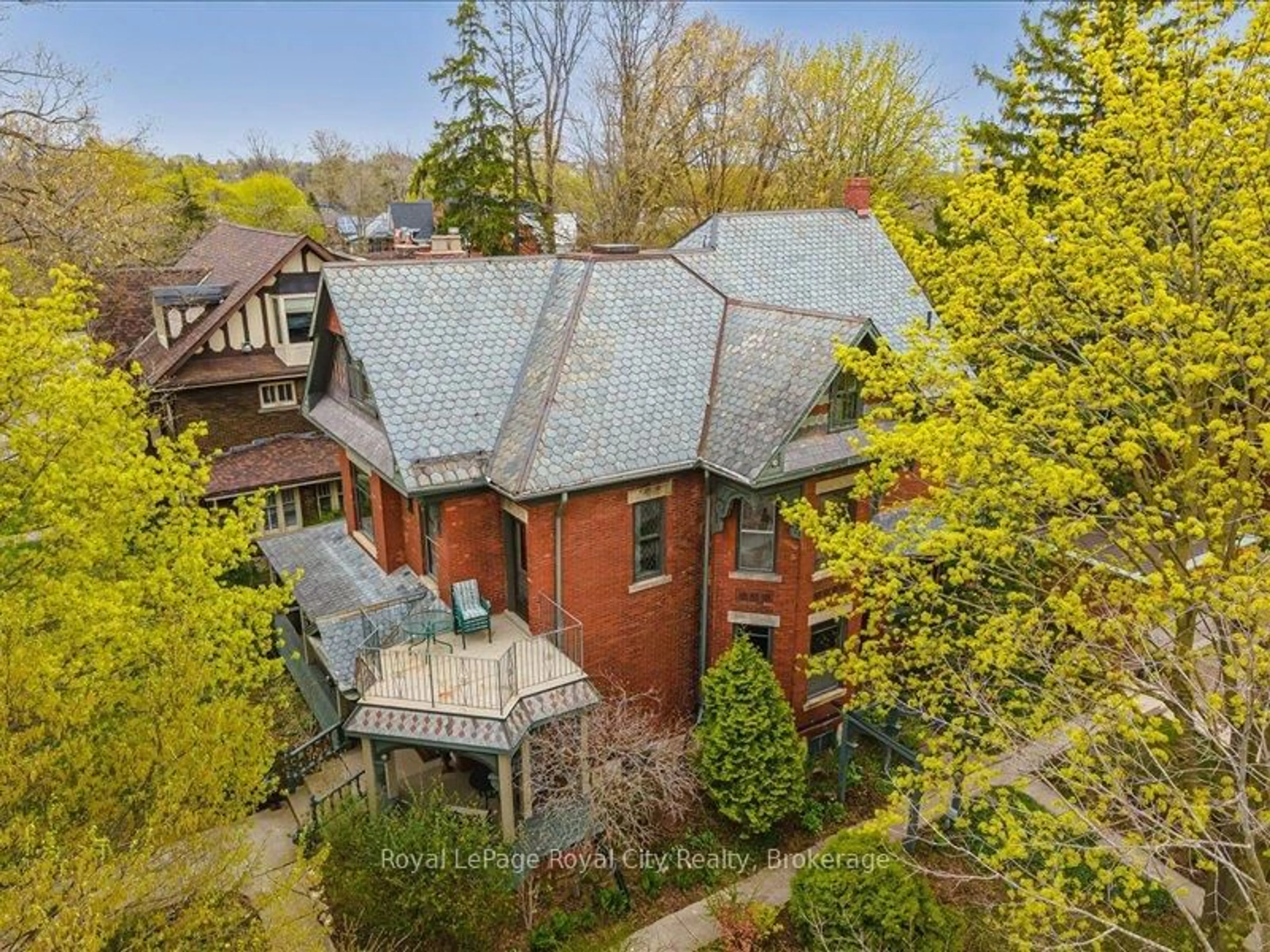 A pic from outside/outdoor area/front of a property/back of a property/a pic from drone, unknown for 80 London Rd, Guelph Ontario N1H 2B7