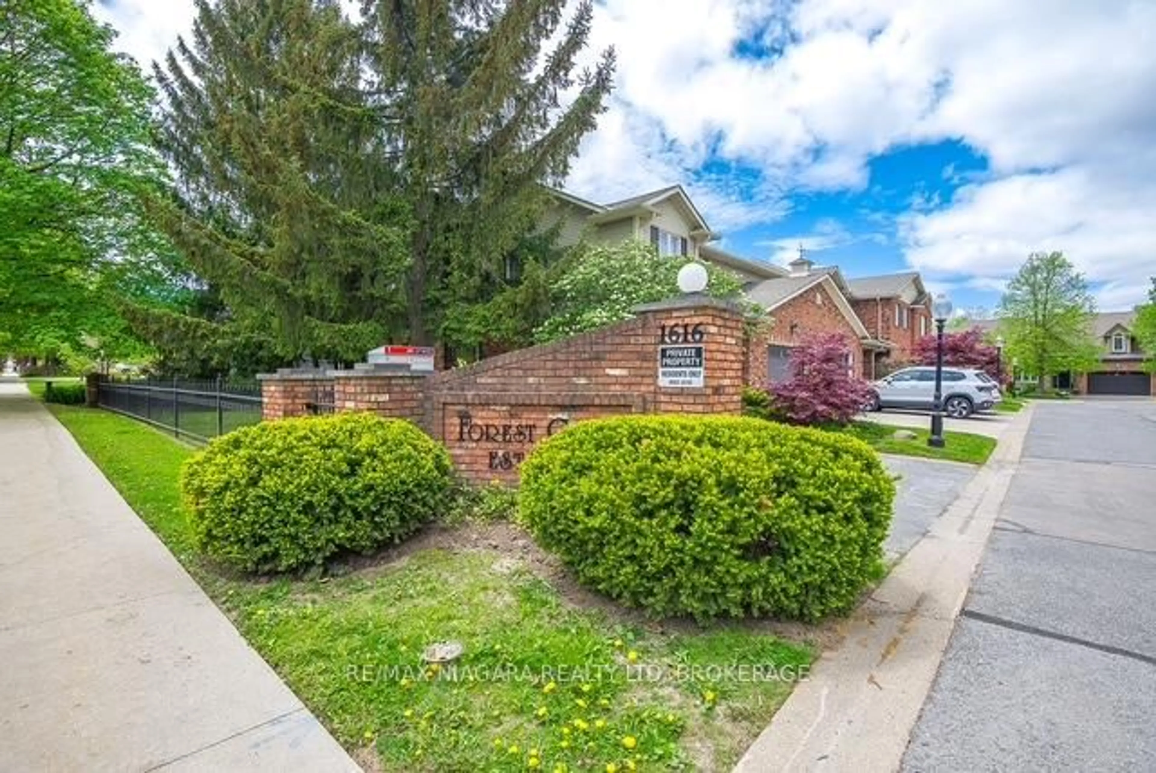A pic from outside/outdoor area/front of a property/back of a property/a pic from drone, street for 1616 Pelham St #1, Pelham Ontario L0S 1E5