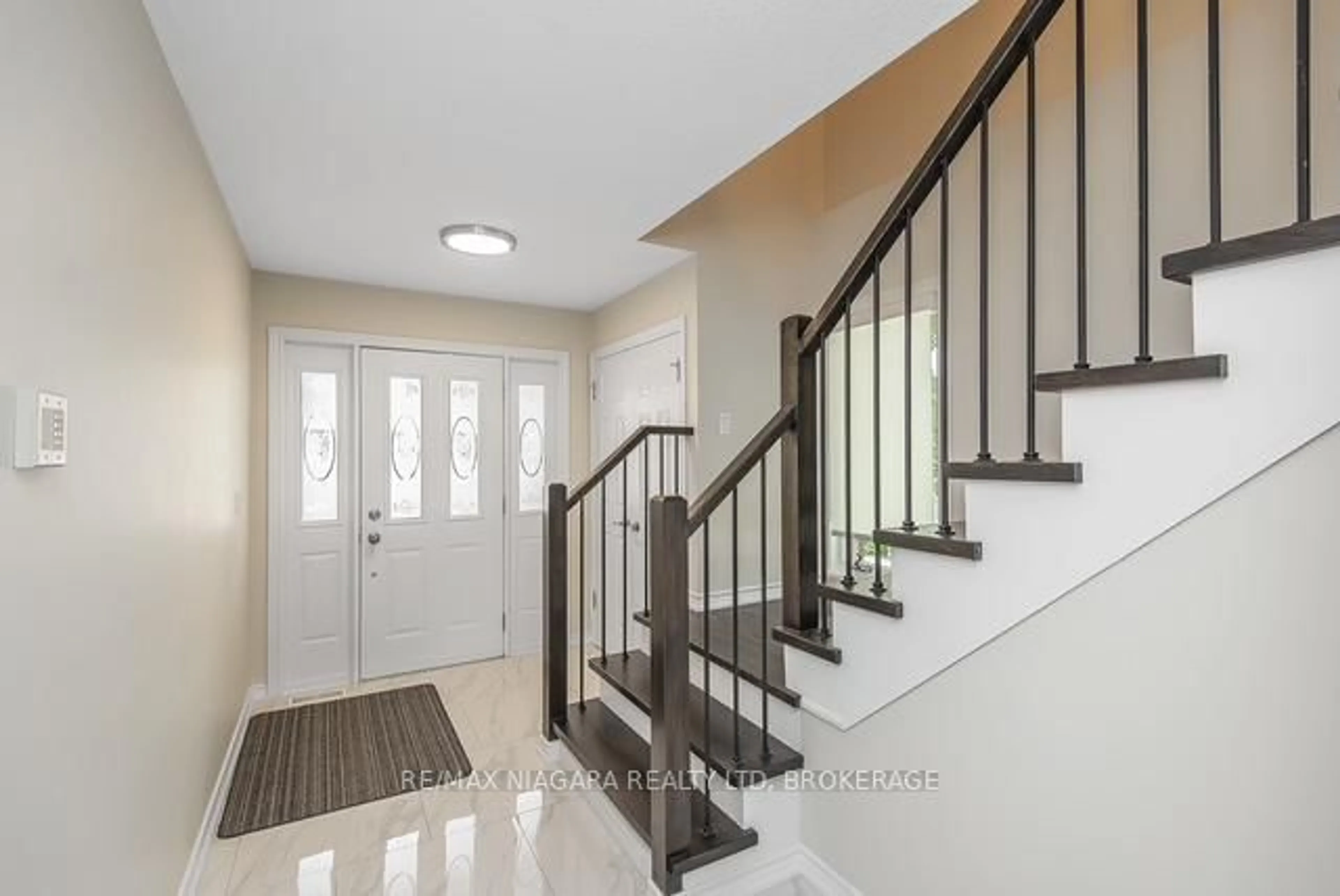 Indoor entryway for 1616 Pelham St #1, Pelham Ontario L0S 1E5
