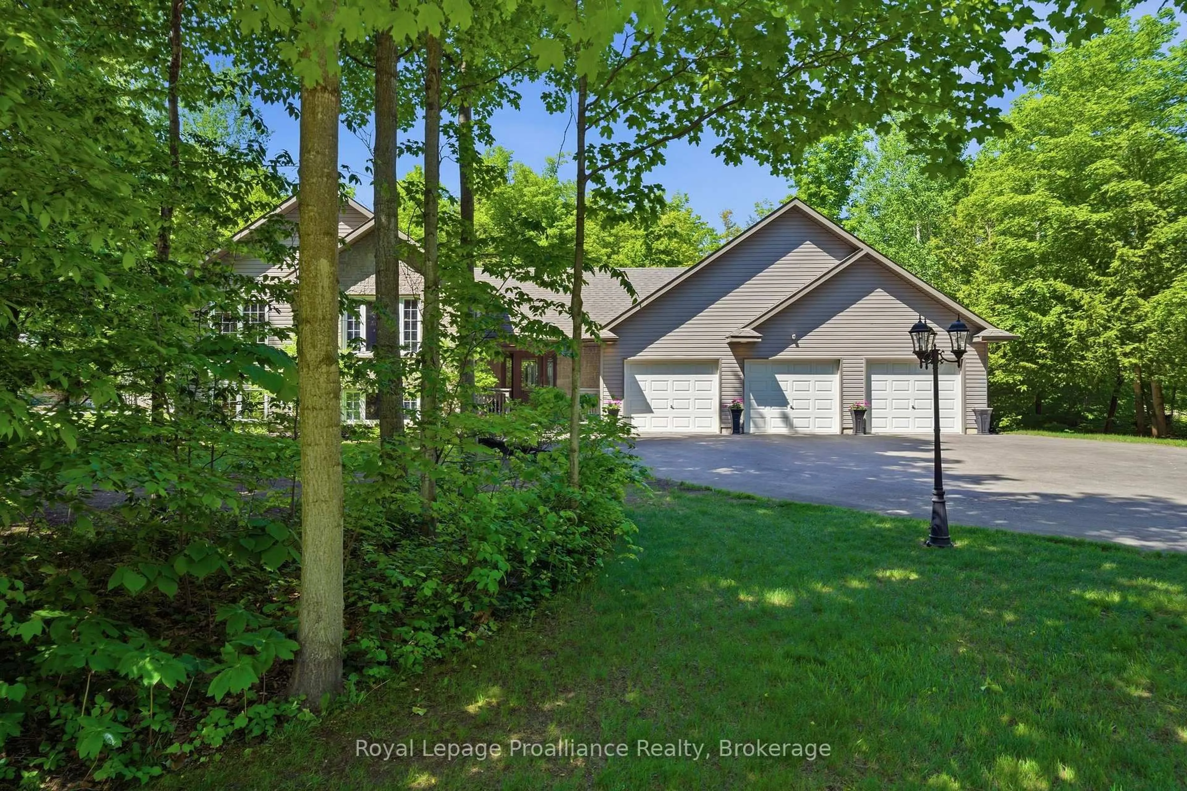 A pic from outside/outdoor area/front of a property/back of a property/a pic from drone, unknown for 1098 Stoney Point Rd, Brighton Ontario K0K 1H0
