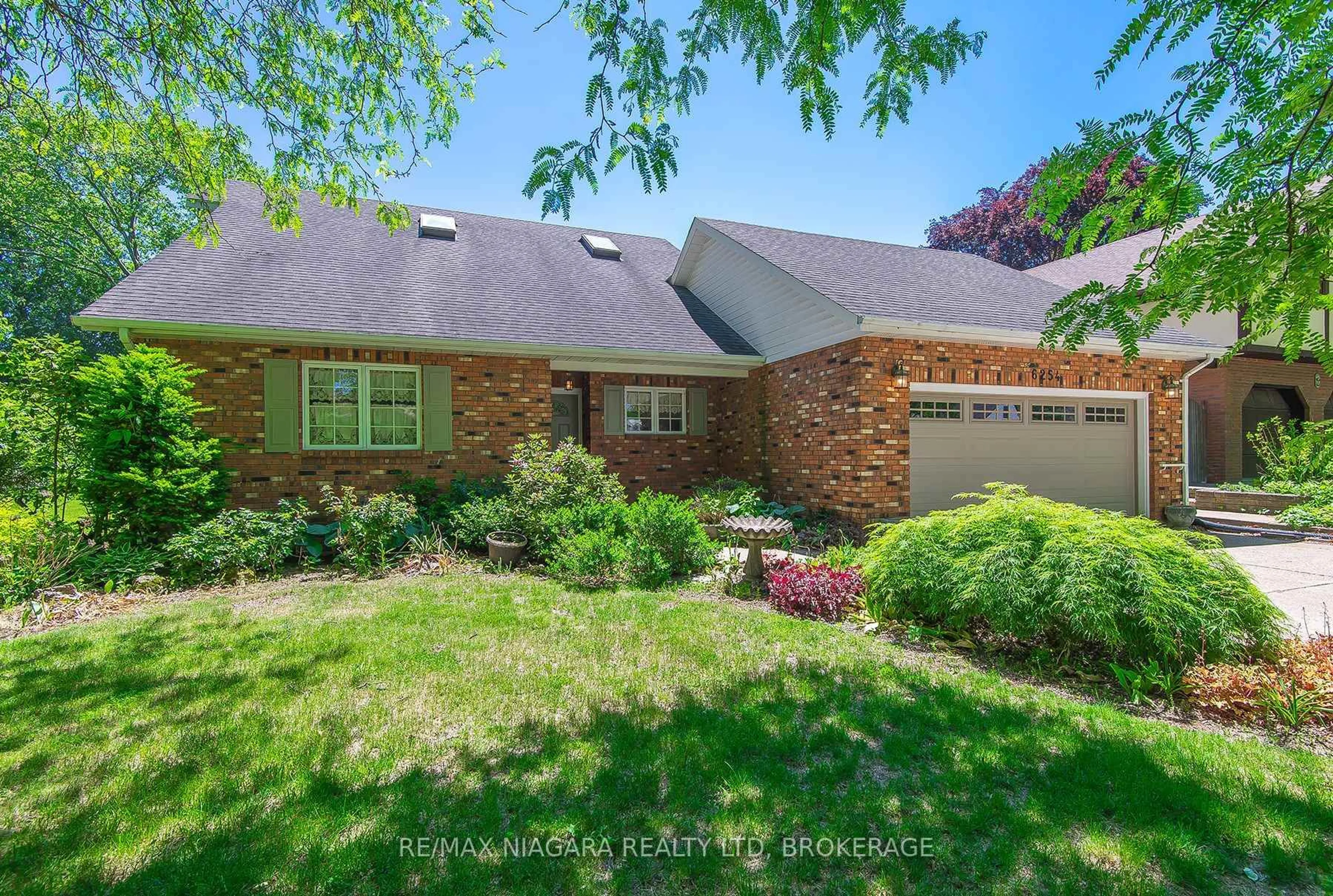 Home with brick exterior material, unknown for 6254 Gore St, Niagara Falls Ontario L2J 4G5