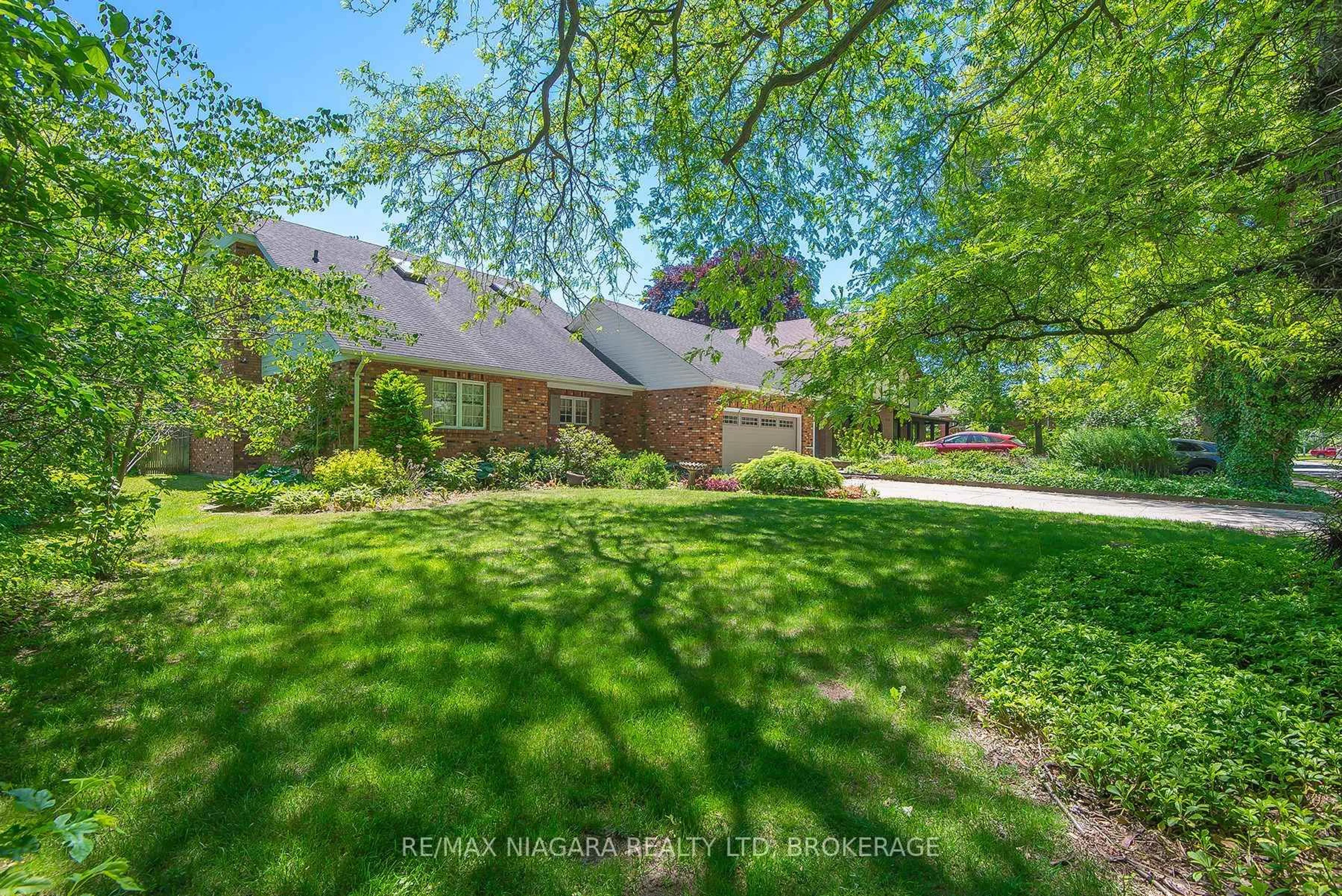 A pic from outside/outdoor area/front of a property/back of a property/a pic from drone, street for 6254 Gore St, Niagara Falls Ontario L2J 4G5