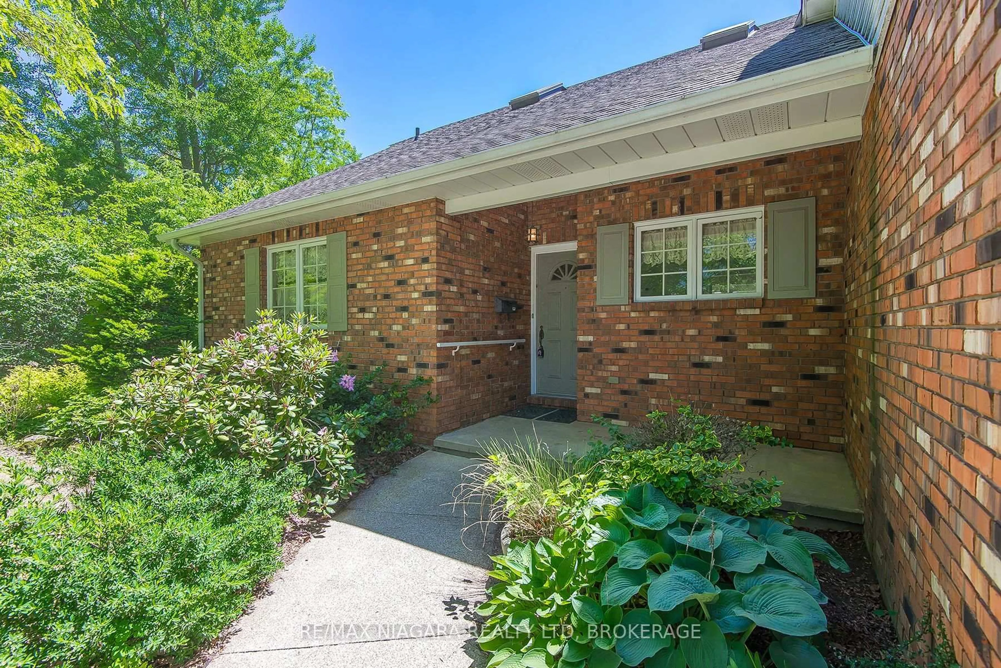 Home with brick exterior material, street for 6254 Gore St, Niagara Falls Ontario L2J 4G5